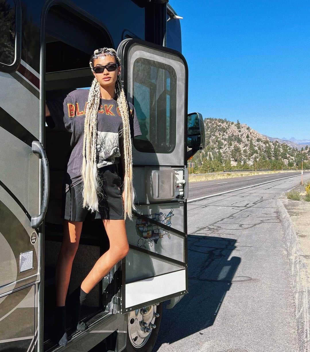 ケリー・ゲイルのインスタグラム：「Road-trip🚌💃🏽🕺」