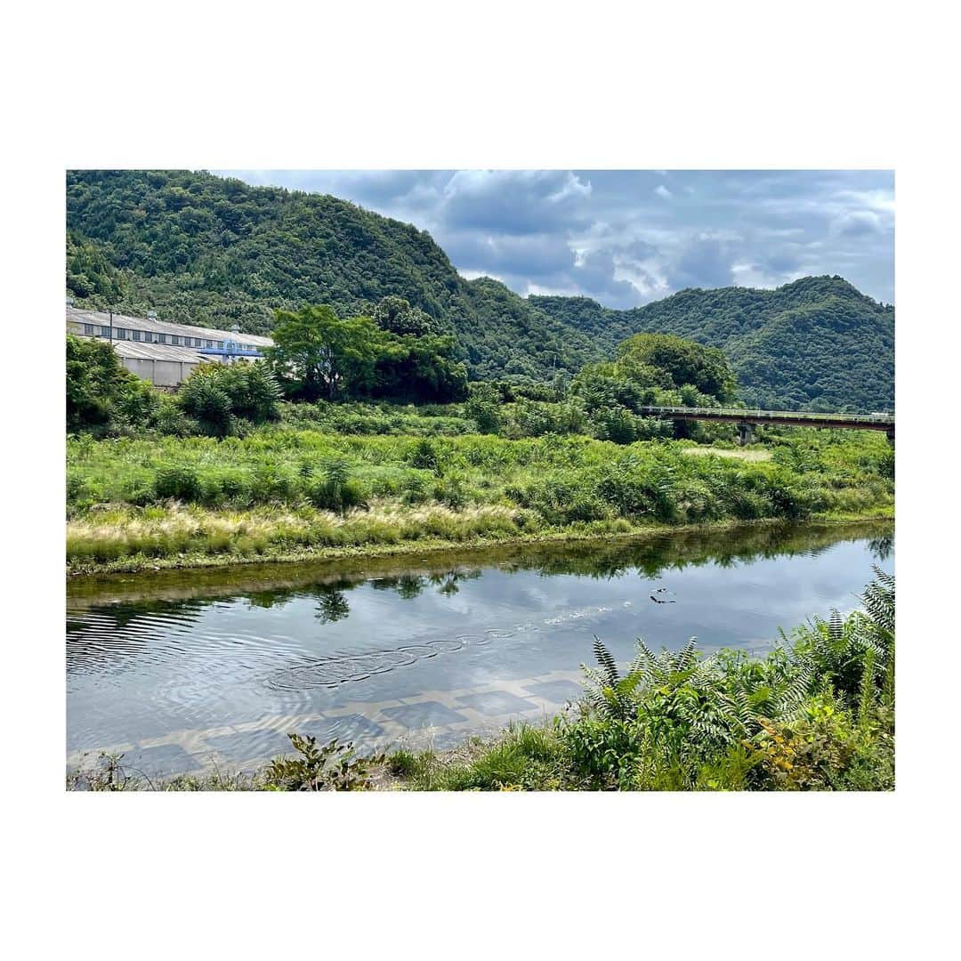 吉田健悟さんのインスタグラム写真 - (吉田健悟Instagram)「東京から広島に自転車で帰る男２ 最終日。 　  今迄の総集編って感じですが、、 とにかく！今回のチャリ旅を無事に終えることが出来ました。 　 　 約880kmの道のり。 色々な人と景色と環境が、己を刺激してくれた。正直その中身を言葉にすると単純に聴こえるかもしれない。 　 　 でも我武者羅にペダルを漕ぎ汗を流し、時に自然に圧倒され、Googleマップに何度かブチギレる（俺は悪くない😭）泥臭く手垢のついた日々が自分に与えたのは「理解」ではなく「体感」だった。 　 　 人の優しさと自然の猛威を体験し、 様々な人の労働の跡に肌で触れ、 自分のちっぽけさと孤独を味わいつつ、 また人の心に触れて癒される。 　 　 「こんな事をして何の意味があるん？」 多分僕自身が一番思っていた。 　 　 仕事でもない。大好きな趣味でもない。何か報酬があるわけでもない。 時間と体力とお金をフルに使って、思い付きでしんどいことをする。 こんな非効率なことないのでは？ この点においては正直今もそう思う。 　 　  でもそれを覆すのがファンの皆さん、そして道中で出会った人からの「声援」だった。 　 「がんばれ」「ありがとう」「いつも見てます」言葉だけじゃ腹は満たされないけど、心が潤う。 それに効率的な事が正しい訳ではない。いつの間にかインスタントな思考に染まっていたんだなぁ。 　  どうすればもっと楽しい思いをして貰えるか。 　  気持ちの波はあれど、このベースを崩したことは一度たりとてない。「どうすれば皆様におもしろがって貰えるか？」 その事ばかり考えていたし、何より自分自身が楽しかった。 　  それは意味を理解しようとするのではなく 全身全霊でぶつかったからなのかも。 　 　 強がりかもしれないが。 　 　 深夜のノリと興奮でこんな文章を書いちまいましたが、何より、この旅ができたのは応援してくださるファンの皆様のおかげです。 　 　 本当にありがとうございました。 　 　 もっともっと魅力的な俳優になって 皆様の心を潤わせ続けたい。 もっともっと頑張りますので、これからも応援して頂けたら幸いです。 　 　 愛を込めて。 　 　  　 #吉田健悟 #自転車 #旅  　 1枚目は広島県三原にある野菜市のお婆ちゃまと。 もぎたてのトマト、フレッシュでたまらんでした。🍅  2枚目は先輩俳優、田部 圭祐さんのご実家の皆様と。 10年前も今回も快く迎え入れて下さり、感謝です。🙇‍♂️  3枚目は明石駅前にある「太平のゆ」近くにて。 ポージング・カゲンゴ✌️  6枚目は新キャラ、グリーンアフロ🌳👶 もっと上手く撮りたかった。。。写真の撮り方も学ばないとなぁ。  おやすみなさい。  I would like to thank you from the bottom of my heart.」9月1日 3時23分 - kennenperm