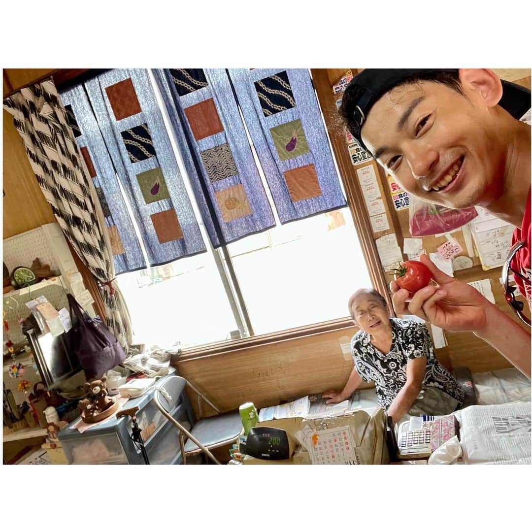 吉田健悟のインスタグラム：「東京から広島に自転車で帰る男２ 最終日。 　  今迄の総集編って感じですが、、 とにかく！今回のチャリ旅を無事に終えることが出来ました。 　 　 約880kmの道のり。 色々な人と景色と環境が、己を刺激してくれた。正直その中身を言葉にすると単純に聴こえるかもしれない。 　 　 でも我武者羅にペダルを漕ぎ汗を流し、時に自然に圧倒され、Googleマップに何度かブチギレる（俺は悪くない😭）泥臭く手垢のついた日々が自分に与えたのは「理解」ではなく「体感」だった。 　 　 人の優しさと自然の猛威を体験し、 様々な人の労働の跡に肌で触れ、 自分のちっぽけさと孤独を味わいつつ、 また人の心に触れて癒される。 　 　 「こんな事をして何の意味があるん？」 多分僕自身が一番思っていた。 　 　 仕事でもない。大好きな趣味でもない。何か報酬があるわけでもない。 時間と体力とお金をフルに使って、思い付きでしんどいことをする。 こんな非効率なことないのでは？ この点においては正直今もそう思う。 　 　  でもそれを覆すのがファンの皆さん、そして道中で出会った人からの「声援」だった。 　 「がんばれ」「ありがとう」「いつも見てます」言葉だけじゃ腹は満たされないけど、心が潤う。 それに効率的な事が正しい訳ではない。いつの間にかインスタントな思考に染まっていたんだなぁ。 　  どうすればもっと楽しい思いをして貰えるか。 　  気持ちの波はあれど、このベースを崩したことは一度たりとてない。「どうすれば皆様におもしろがって貰えるか？」 その事ばかり考えていたし、何より自分自身が楽しかった。 　  それは意味を理解しようとするのではなく 全身全霊でぶつかったからなのかも。 　 　 強がりかもしれないが。 　 　 深夜のノリと興奮でこんな文章を書いちまいましたが、何より、この旅ができたのは応援してくださるファンの皆様のおかげです。 　 　 本当にありがとうございました。 　 　 もっともっと魅力的な俳優になって 皆様の心を潤わせ続けたい。 もっともっと頑張りますので、これからも応援して頂けたら幸いです。 　 　 愛を込めて。 　 　  　 #吉田健悟 #自転車 #旅  　 1枚目は広島県三原にある野菜市のお婆ちゃまと。 もぎたてのトマト、フレッシュでたまらんでした。🍅  2枚目は先輩俳優、田部 圭祐さんのご実家の皆様と。 10年前も今回も快く迎え入れて下さり、感謝です。🙇‍♂️  3枚目は明石駅前にある「太平のゆ」近くにて。 ポージング・カゲンゴ✌️  6枚目は新キャラ、グリーンアフロ🌳👶 もっと上手く撮りたかった。。。写真の撮り方も学ばないとなぁ。  おやすみなさい。  I would like to thank you from the bottom of my heart.」