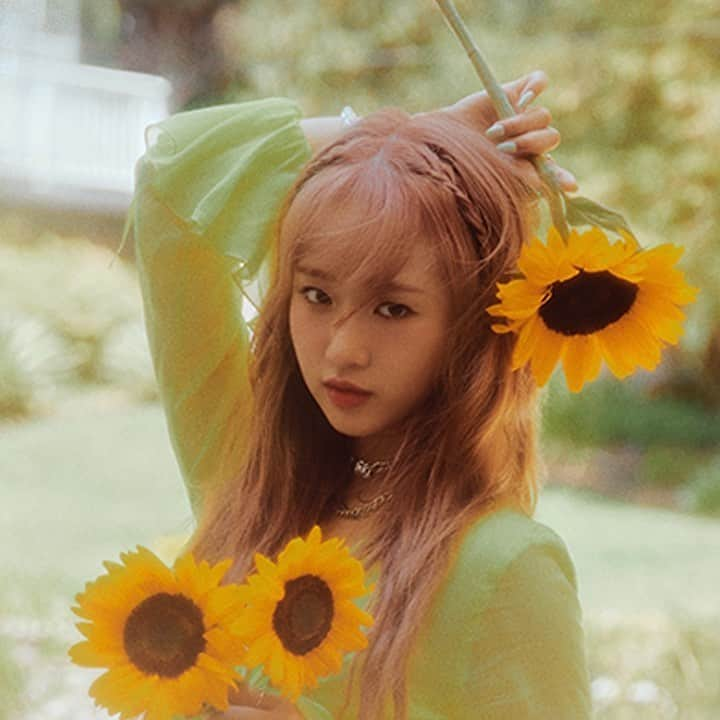 Weki Mekiのインスタグラム：「[#최유정] CHOI YOOJUNG 1st Single Album <Sunflower> Concept Photo ① - Lovely ver. 🌻  2022. 09. 14 6PM (KST) RELEASE  #CHOIYOOJUNG #Sunflower #선플라워 #Sunflower_PEL #WekiMeki #위키미키」