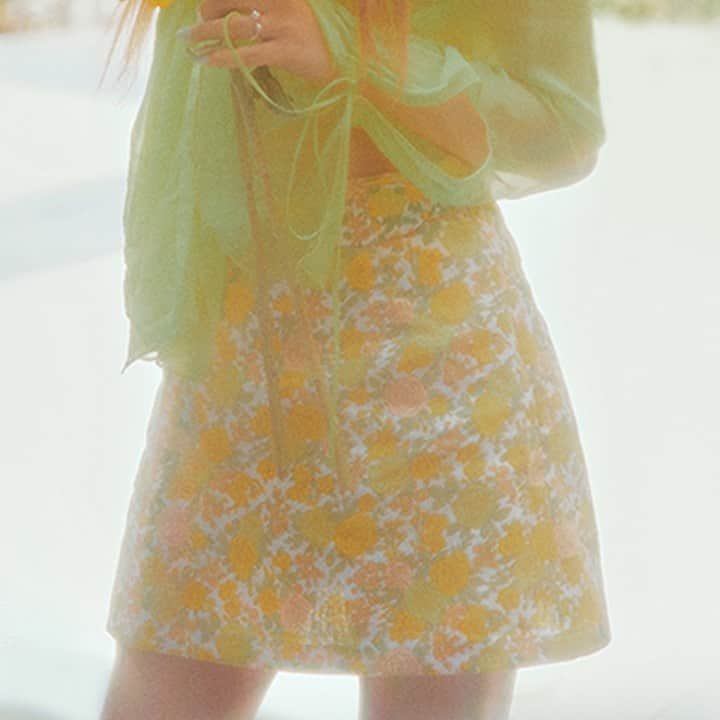 Weki Mekiのインスタグラム：「[#최유정] CHOI YOOJUNG 1st Single Album <Sunflower> Concept Photo ① - Lovely ver. 🌻  2022. 09. 14 6PM (KST) RELEASE  #CHOIYOOJUNG #Sunflower #선플라워 #Sunflower_PEL #WekiMeki #위키미키」