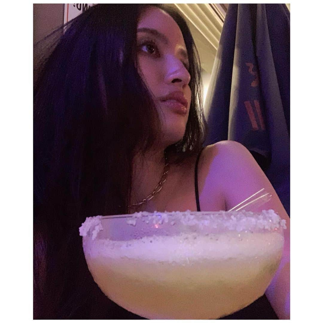 Ennaのインスタグラム：「33歳になりました🎉🎉🎉 あっという間なのか、やっとなのか、すっかり大人🍸  マイペース過ぎる更新ですが、 温かいお言葉を送ってくださり いつもありがとうございます❤️  今秋から、少し自分の時間が出来るようになったので 大好きなオーガニックコスメのおすすめ品やサウジアラビアでのライフスタイルの事、ファッションの事、色々とpostしていこうと思います！！🌿  これからもよろしくお願いします❤️  #マルガリータと塩の組み合わせ #大好き #Enna #birthdaygirl #33 #3kidsmom」