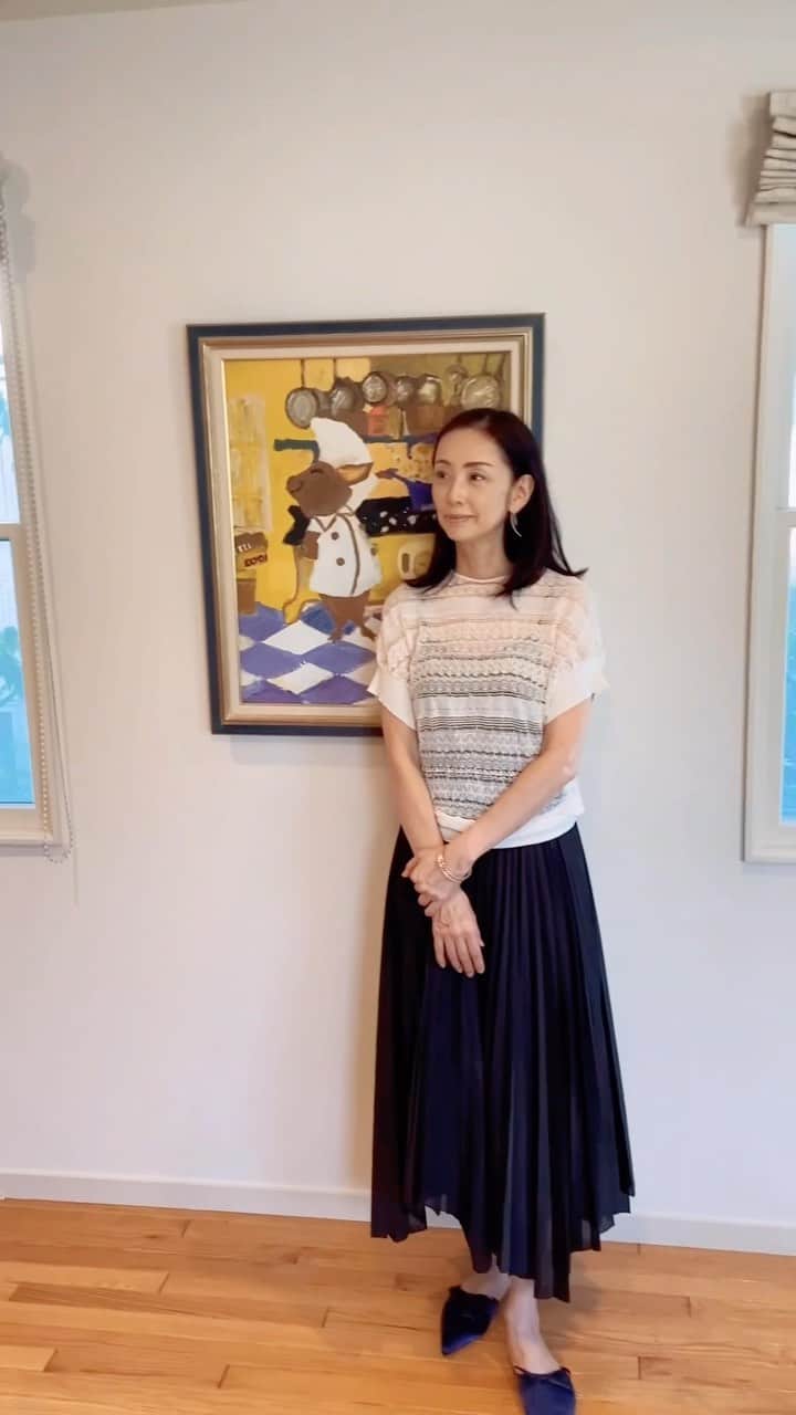 田村翔子のインスタグラム：「今日のコーデは、Drawerのレースのトップスと娘からのプレゼントのプリーツスカートです😊  後ろの絵は娘が小学生の頃描いたもので、昔はかわいい絵をいっぱい描いていました✨  #お家時間#ライフスタイル#夏コーデ#大人カジュアル#大人コーデ #田村翔子#summerfashion#summeroutfit #home #レーストップス」