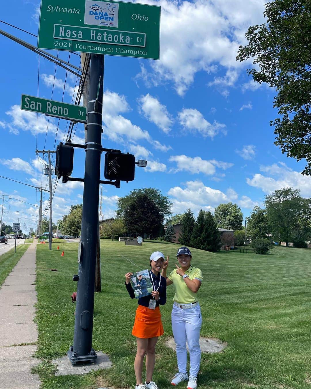 畑岡奈紗のインスタグラム：「Very excited to defend my title at the @danaopenlpga this week here in Sylvania Ohio. Huge honor to have my name on the street as the defending champion! Picture with one of my favorite person on the tour @mitsukikatahira ♪ I’ll do my best this week! 明日からディフェンディングチャンピオンとして迎える、 @danaopenlpga がOhio州Sylvaniaで始まります。 毎年コースの目の前の通りに前年の優勝者の名前が飾られます！ 今日は @mitsukikatahira さんと一緒に記念撮影しました♪ 明日から頑張ります😙 @lpga_tour  #golf」