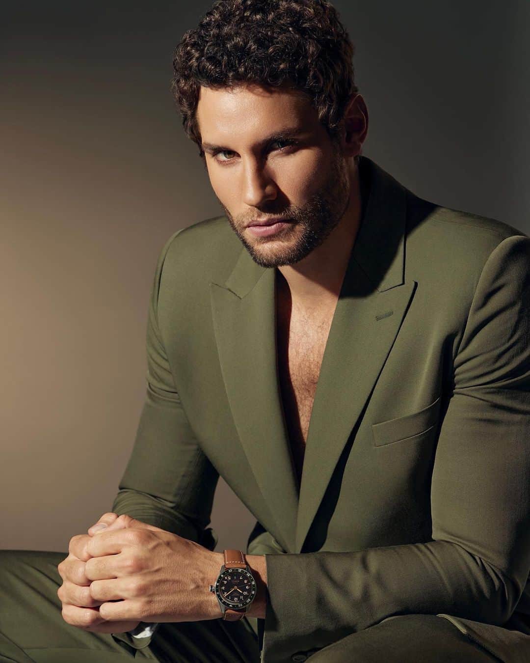 フランコ・ノリエガのインスタグラム：「Time is the biggest luxury! I am delighted to share and celebrate with you the start of this incredible partnership @Longines   I am happy to be part of a watchmaking house with so much legacy and history and to share its essence and values!   Para mí el lujo más importante en la vida es el tiempo. Por eso me llena de gusto compartirles y celebrar con ustedes el inicio de está increíble campaña de la mano de @longines . Estoy súper contento y agradecido de formar parte de una casa relojera con tanto legado e historia y de compartir su esencia y valores como amigo de la marca!  #EleganceisanAttitude #Longines #LonginesSpirit」