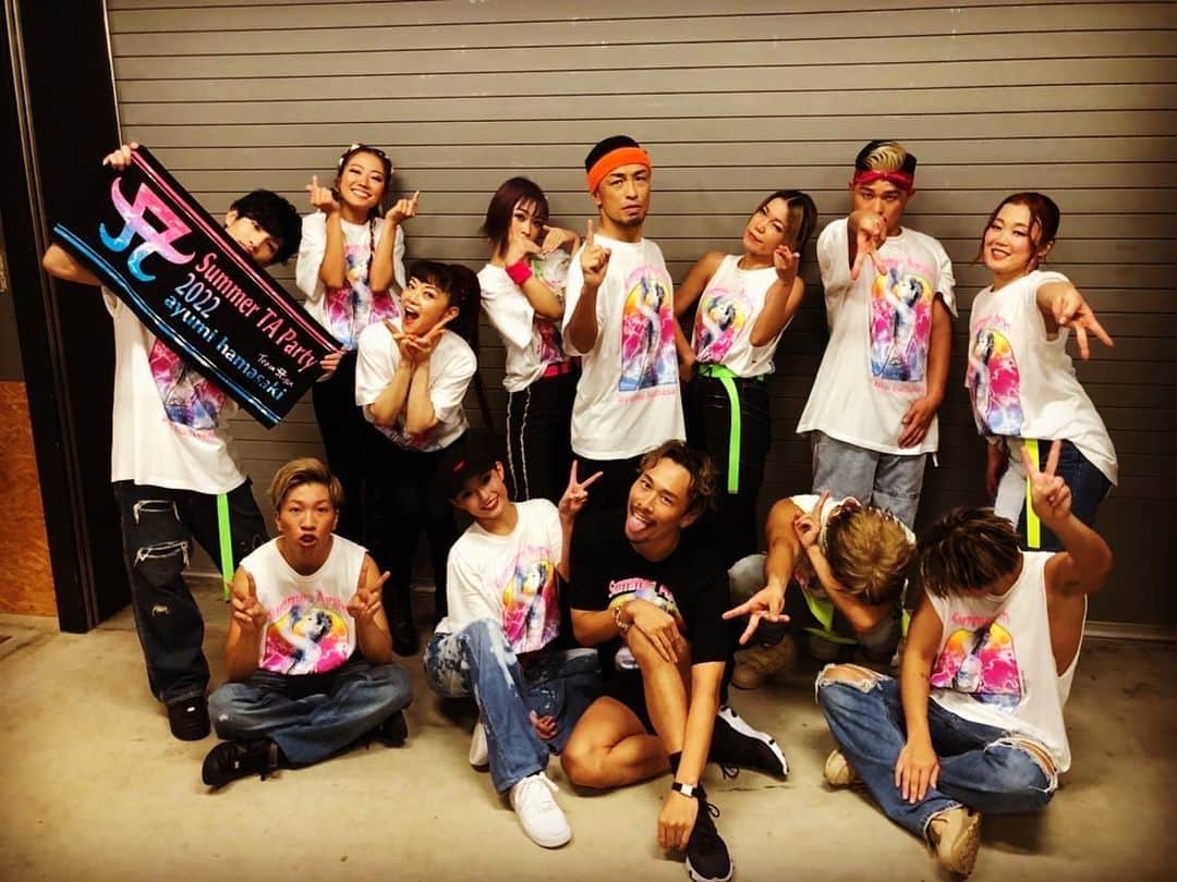 荒木駿平のインスタグラム：「🌻Summer TA Party 2022🍦 全7公演本当にありがとうございました！！  ファイナルの福岡で完全に夏を取り戻し切れて今年の夏は絶対に忘れられない忘れたくない夏になりました🏆  やっぱ暑い中熱くなった会場で限界ギリギリまで踊るあの感じが夏ならではでめちゃくちゃ好きです！ 声出しあったり目合わせあってお互いにパワー分けあったり最高のパフォーマンスが出来るようにと色々な所から支えて下さるスタッフさんがいたりと、本当に最強のチームでステージを作れてるんだなぁってその中の1人になれてる事がとても嬉しくて自信に繋がっています！ そしてそんな最強のチーム全員を引っ張る様に、めちゃくちゃカッコいい背中を見せ続けてくれる座長に本当に感謝しています。  東京も大阪も福岡も全部楽しかったーー。 余韻にひったひたの浸り中です。 色んな夏の思い出と共に秋、冬とまだまだ頑張っていきます！  福岡の皆様本当にありがとうございました！！！！！！！  #summerTAparty2022 #ayumihamasaki」