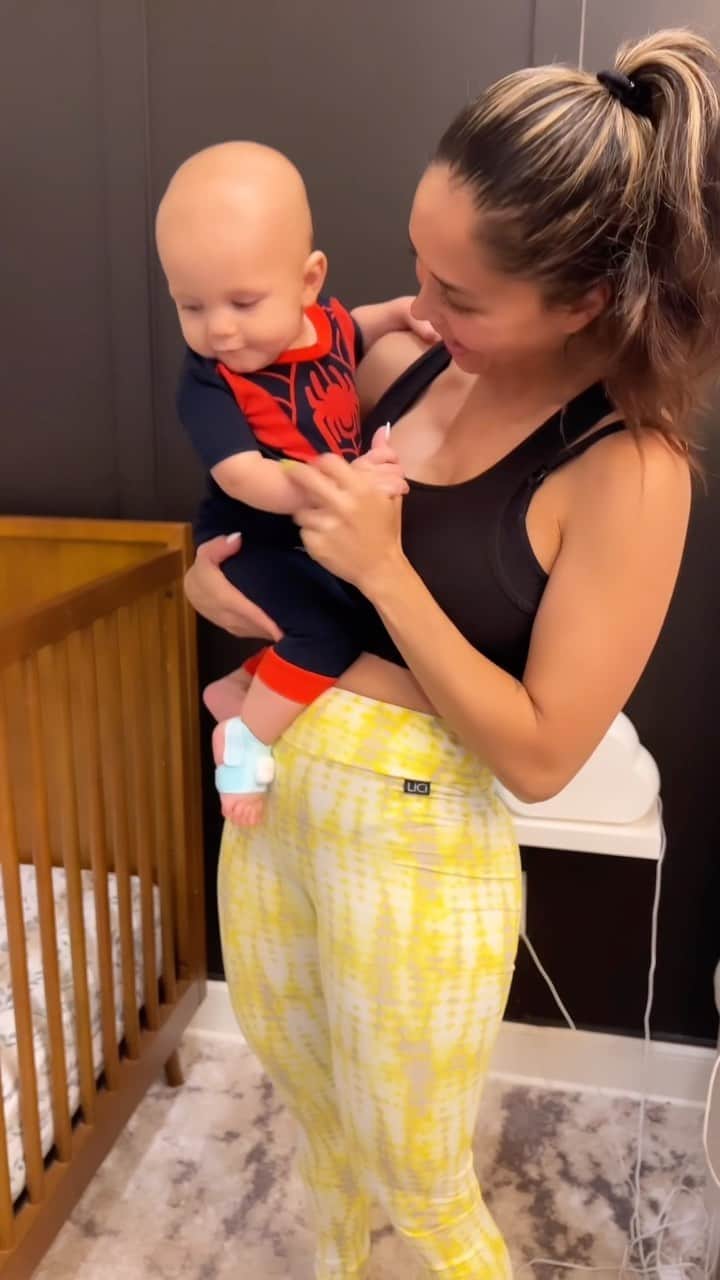 Tianna Gregoryのインスタグラム：「My new favorite baby product is the #EufyBaby Smart Sock and monitor! This sock tracks Riot’s sleep and sends daily reports, the monitor has a great 2k resolution camera, and it sends real time smart alerts so you know when you are needed 🙌 ✨ #EufySmartSock @eufybaby @eufy_security @eufylife」