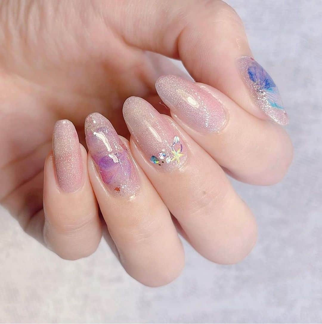 YouCamアプリさんのインスタグラム写真 - (YouCamアプリInstagram)「@au_nailさんの投稿をシェア❤︎  こんばんは𓂅꙳𖤐 ⁡ セルフネイラーの @au_nail です♡ 最近ハマりつつニュアンスネイル🥺 ⁡ ୨୧┈┈┈┈┈┈┈┈┈┈┈┈┈┈┈୨୧ ⁡ ❁使用カラー❁ ❤︎ＲＥＶＬＯＮ @revlonjapan ・GALACTIC PINK105 ・UNICORNICOPIA110 ‪‪❤︎‬パラドゥネイル @parado_nailbu ・ #ムーングリッター GD02 ⁡ ⁡ ୨୧┈┈┈┈┈┈┈┈┈┈┈┈┈┈┈୨୧ ⁡ ピンク×ブルーの組み合わせ好き🥰 夏になるとよくしたくなる~✌️ ⁡ 簡単で凝った感じに見えるけん好き♡♡ ⁡ ⁡  --------------------------- Images and caption  by @au_nail さん --------------------------- ⁡ #youcamメイクシェア を使ってみんなの素敵なコスメ画像を投稿してね！ ⁡ あなたの投稿をリポストさせてもらうかも💕 ⁡ #youcamメイク で人気ブランドコスメをその場でバーチャルメイク出来ちゃいます😘 ⁡ プロフィールのリンクからダウンロードできるよ❣」9月1日 14時46分 - youcammake