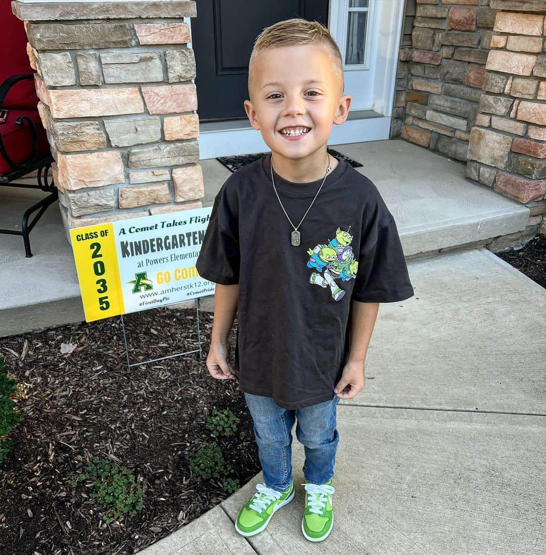 ライアン・ルアのインスタグラム：「Chlorophyll??? More like Borophyll!🦠🧪 JK we love school 😅 #backtoschool for the big fella!  #kindergarten here we come! ✅✅✅」