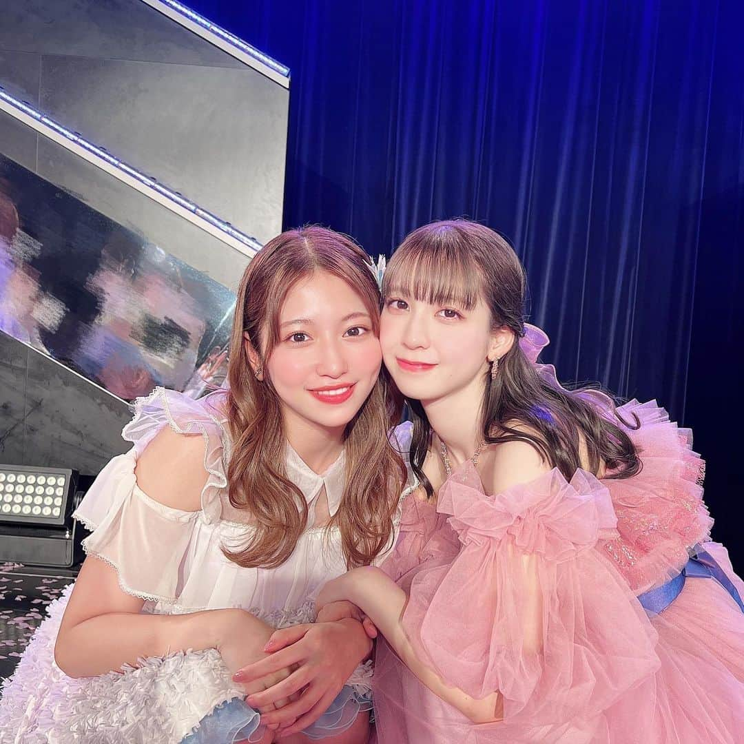 山下エミリーさんのインスタグラム写真 - (山下エミリーInstagram)「なっちゃん卒業おめでとう🌸 . 昨日はこんな素敵な卒業公演に出れたことが 本当に嬉しかったです!ありがとうございます。 . なっちゃんと仲良くなったきっかけが いくら考えても分からなくて笑 多分何かしらお互い惹かれるものがあったからこうやって 仲良くできてるのかな? . キャプテンとしての存在やグループとしての 立ち位置に悩んでる時に、なっちゃんの言葉に どれだけ救われたか...。 なっちゃんのふとした言葉のおかげで 今の自分があると言ってもいいくらい！！笑 本当にありがとうございます . これからは、あおいしゃんの事私が支える！！ (ちょっと見栄張っとく) あまり深く考えすぎず、まぁいっかって 一旦笑い飛ばして、失敗しても、うまく行かない事があっても、 また立ち上がる強さを大事に頑張るね! . なっちゃん改めて卒業おめでとう！！ 大好きだよー！！🥰 . #hkt48  #松岡菜摘卒業公演  #ハートできてないし #最後グータッチ? #最後の最後まで悩み聞いてもらった」9月1日 10時17分 - emiri_hkt48