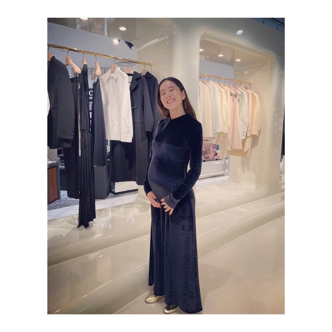 百々千晴のインスタグラム：「妊婦です🤰  近い友達にも言ってなくて。 びっくりさせてしまった。  昨日の @frontriver_marina  が撮ってくれた写真。 言ってなかった友人や、いつも見てくれてる、皆様に報告ができたの。ありがとう😊  そして皆様、ありがとうございます。 元気なお子が出てきてくれますように🙏と私自身、願うばかりです。  昨日から伊勢丹1階で　@jilsander  なんとも美しいワードローブコレクションのpopup先行ローンチしています💓9月6日までです。 YouTube配信もあるから見てね。」