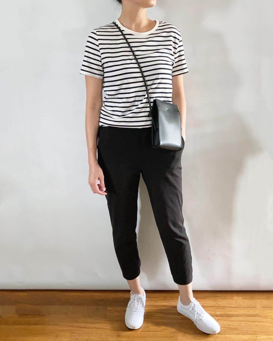Matildaのインスタグラム：「Monochrome 🖤🤍 _________________________ Top: H&M Bottom: Uniqlo  Shoes: Vans Bag: Uniqlo」