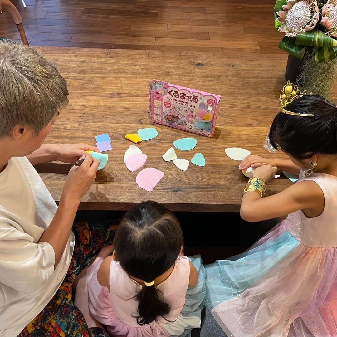 田村淳のインスタグラム：「手作りできるマスコット くるまーるをもらいました^_^ すごくいいよ！このおもちゃ 自分で色を決めて 生地をおしこんで オリジナルの配色のキャラクターができる  長女はかわいいって言いながら 何度も頬擦りしてました^_^ キャラの名前はギュギュです… ギュッギュッと生地を押し込むから ギュギュちゃんらしい…言いづらいw  #くるまーる #ギュギュ」