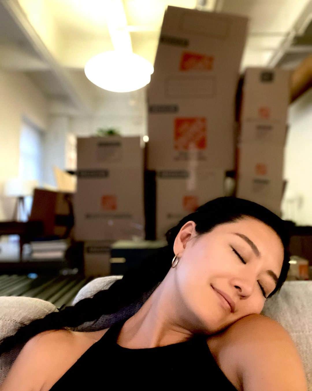 矢吹春奈のインスタグラム：「Finally I can sit down on my couch. 😮‍💨 How are you everybody?  August 31st 2022」