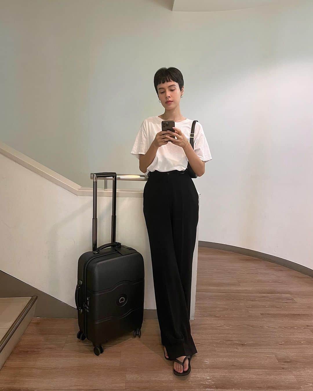 大屋夏南のインスタグラム：「New travel buddy 🖤 前よりも国内を旅するようになってずっと欲しかったコンパクトなスーツケース。可愛いのはもちろん、機能性が高いのがマスト。DELSEY PARISにのスーツケースは本当に優秀で、ストレスフリーで旅できる💫  #delseyparis #デルセー #DELSEYと旅に出よう #pr」