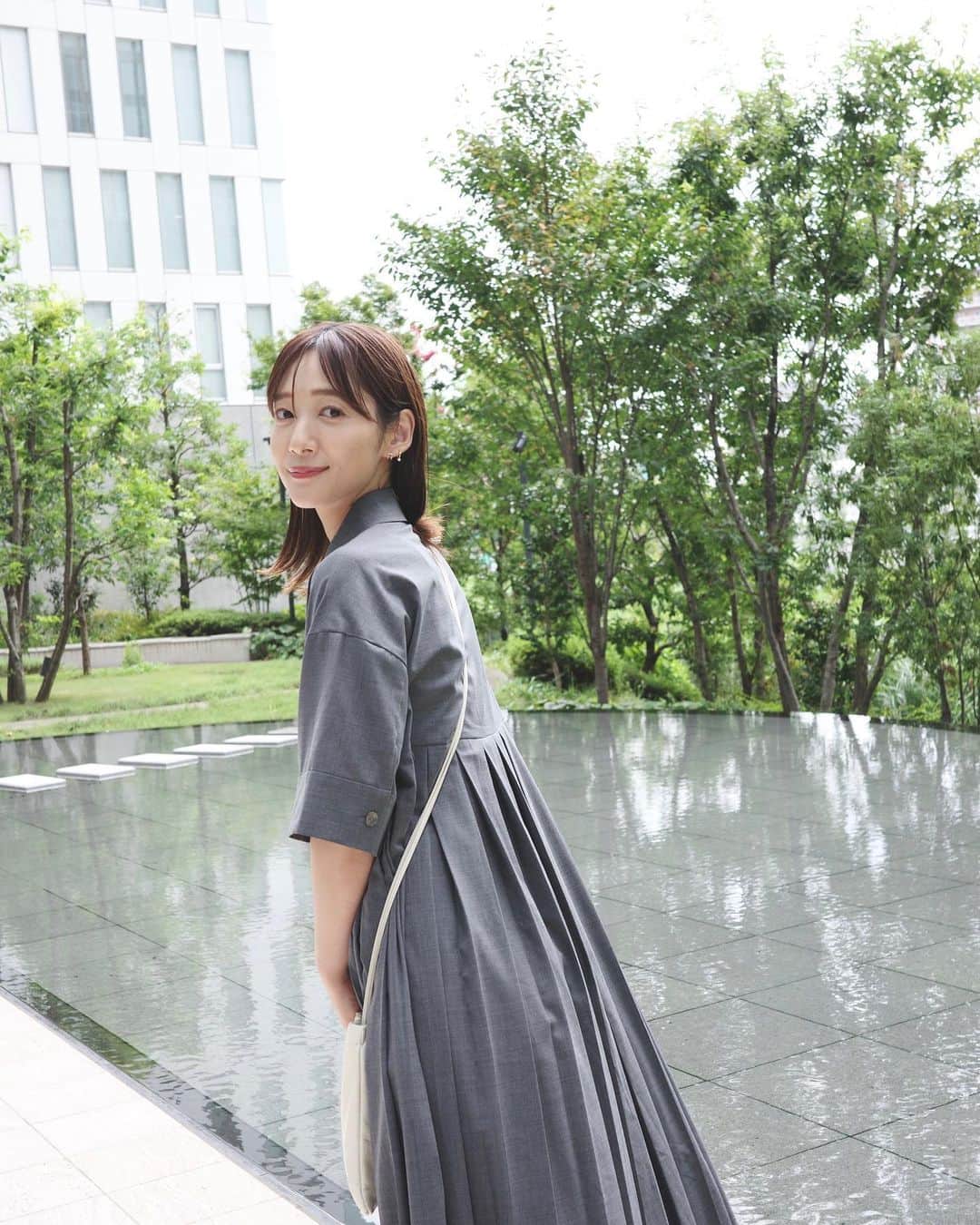 のインスタグラム：「9月！ 夏が終わるのが寂しいと言いつつ 秋服が好きなのでワクワクしてます🍂  昔から明るいグレーは 自分の中でのラッキーカラーで アナウンサー試験の時も まさにこんなグレーのスーツでした♡  one-piece @enfold_official  shoes & bag @therow   #9月スタート #fashion #ootd #enfold #therow #maisontherow #therowcollection  #onepiece #ワンピース #秋コーデ #秋服」