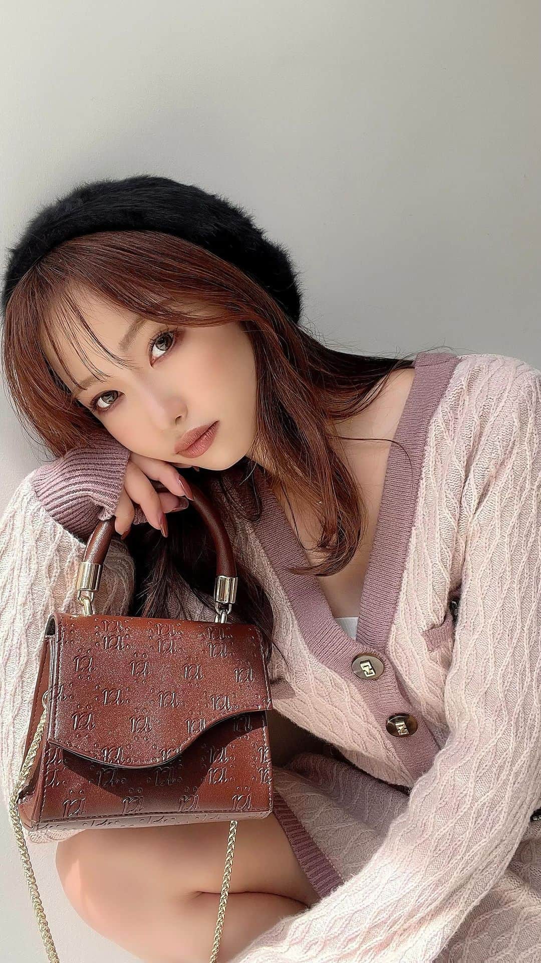 木田絵里香のインスタグラム：「PINK💗💗💗 昨日ライブで紹介したセットアップ🍑 TOPのURLから品番チェック✔️ @erika_resexxy  . #resexxy#fashion#coordinate#knit#tokyo#pink#157cmコーデ#骨格ウェーブ#イエベ春#アクキュ#リゼクシー#ワンピースコーデ#きれいめコーデ#パンツコーデ#メイク#秋コーデ#スカートコーデ#ピンクコーデ」