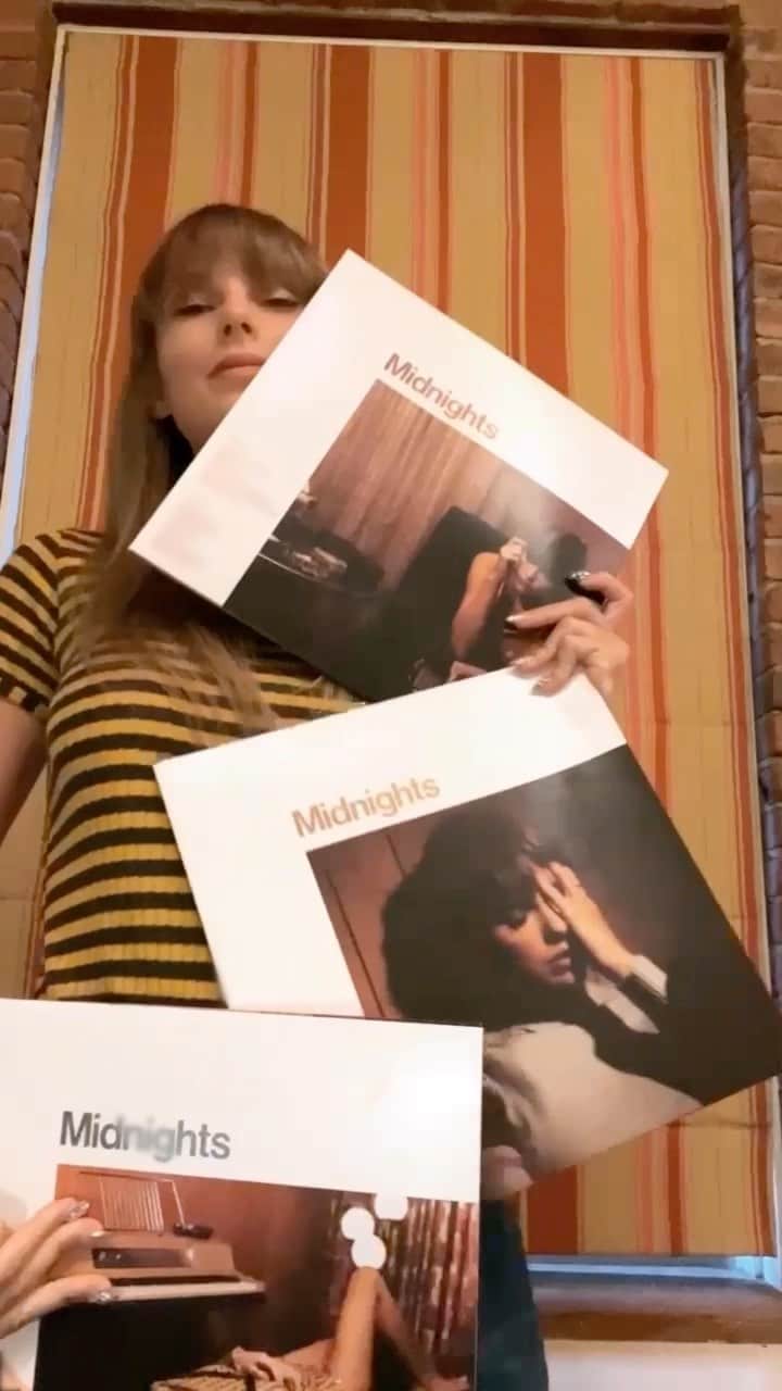 テイラー・スウィフトのインスタグラム：「August may have slipped away but September brings 3 new special edition covers!  Pre-order Midnights collectible cd versions and unique color vinyl versions now … 💁‍♀️🌌」