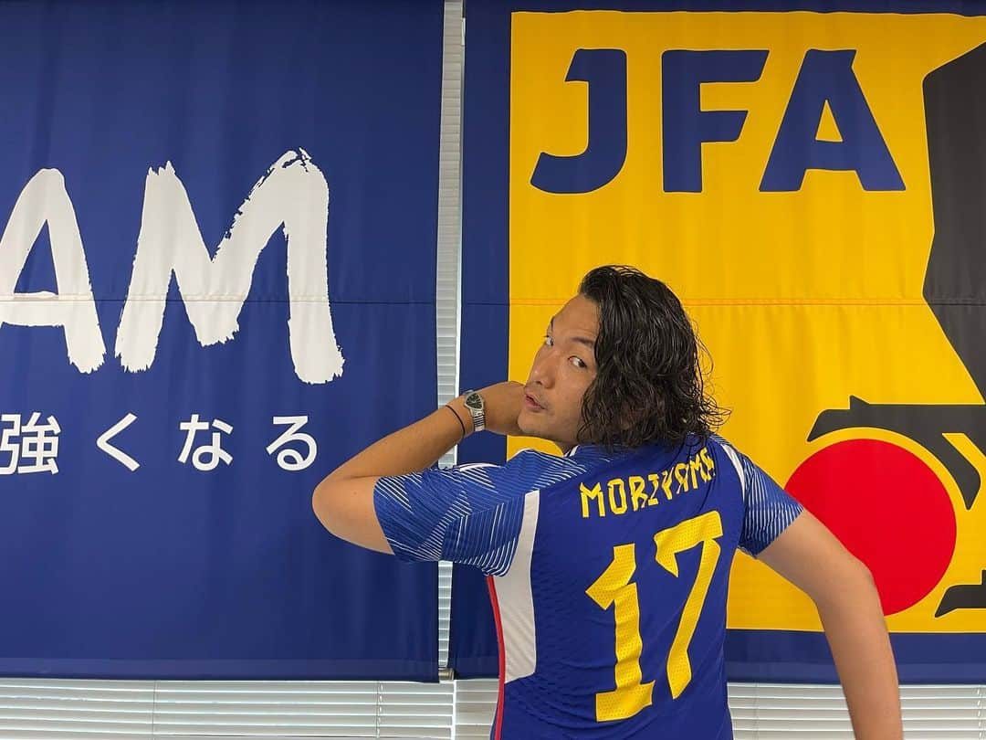 盛山晋太郎のインスタグラム：「日本サッカー協会さんがネーム入りで新ユニフォームを作って下さった！ 田嶋会長は新ユニフォームの人の着用姿を見たのは盛山が初めてらしいです！え、俺でよかったですか！？  #サムライブルー #日本サッカー協会 #代表バスキャラバン出発式 #ミュージアム大興奮 #シン・フラット3 #新しい景色を2022  #つな超え」