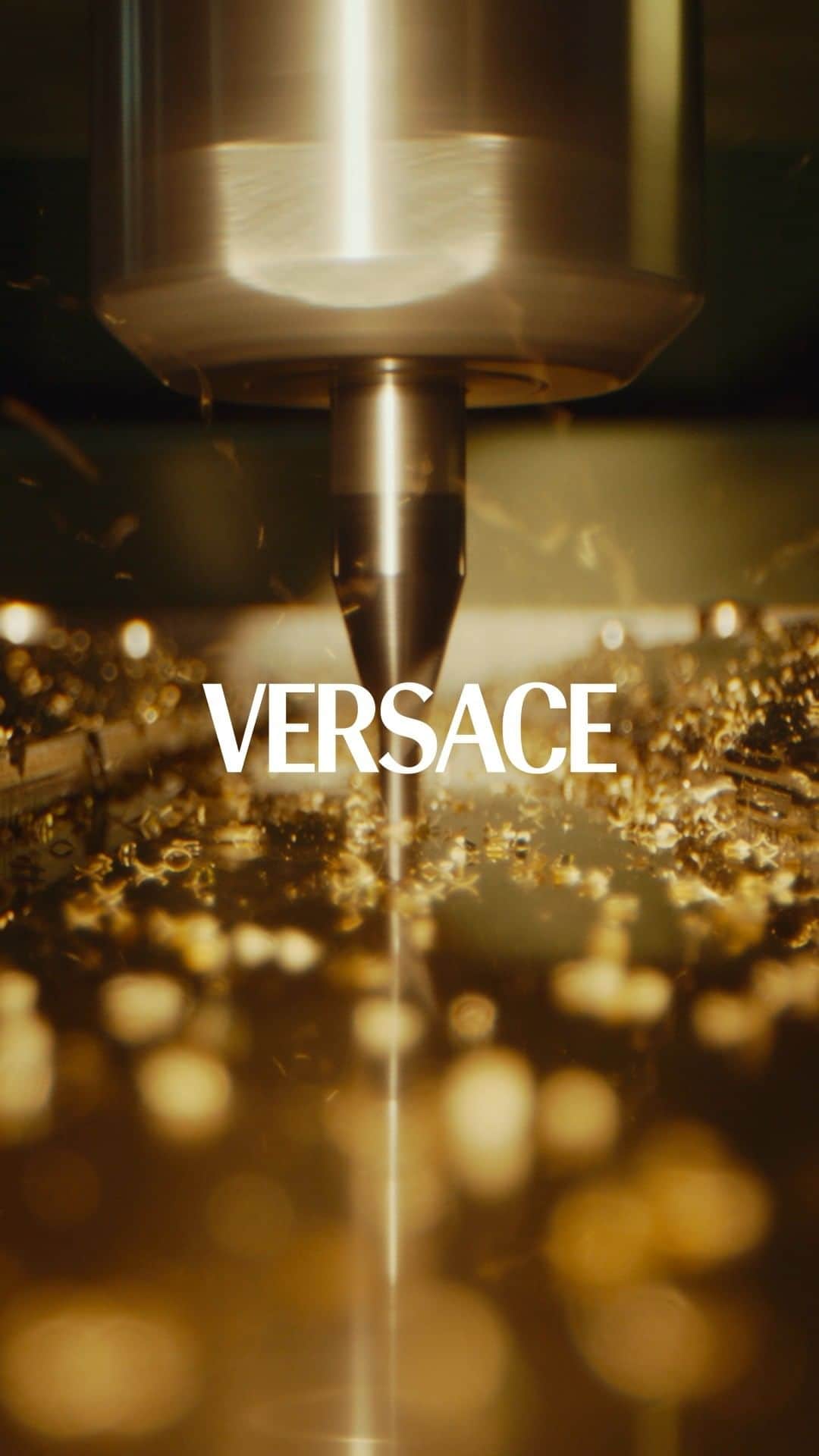 ジャンニヴェルサーチのインスタグラム：「Making a Goddess.  The new season introduces #VersaceGrecaGoddess—a new bag harnessing Versace's culture of myth and luxury, finished with the Greca insignia in burnished-gold metal.  Now at Versace.com via the link in bio.」
