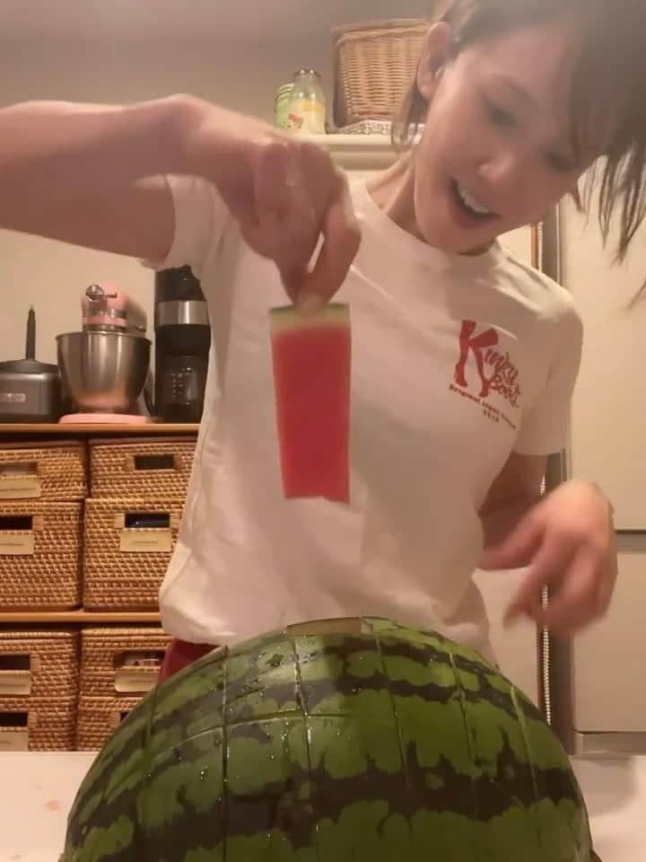 ソニン クッキングのインスタグラム：「． 🍉スイカ動画第4弾🍉 初！下原サンハート🍉 流行りの切り方で切ってみた❣️  前に撮ってたんだけど、 バタバタで編集がずっと出来ず… 気づいたら肌寒い日もチラホラ😢 今日も蒸し暑くて快適ではなかったけど、暑いとホッとするんだよね…まだスイカ食べれるんだなって🫶🏻  #スイカ動画　#下原サンハート　#下原すいか　#下原スイカ #すいか　#スイカ　#西瓜 #ソニンすいか　#🍉」