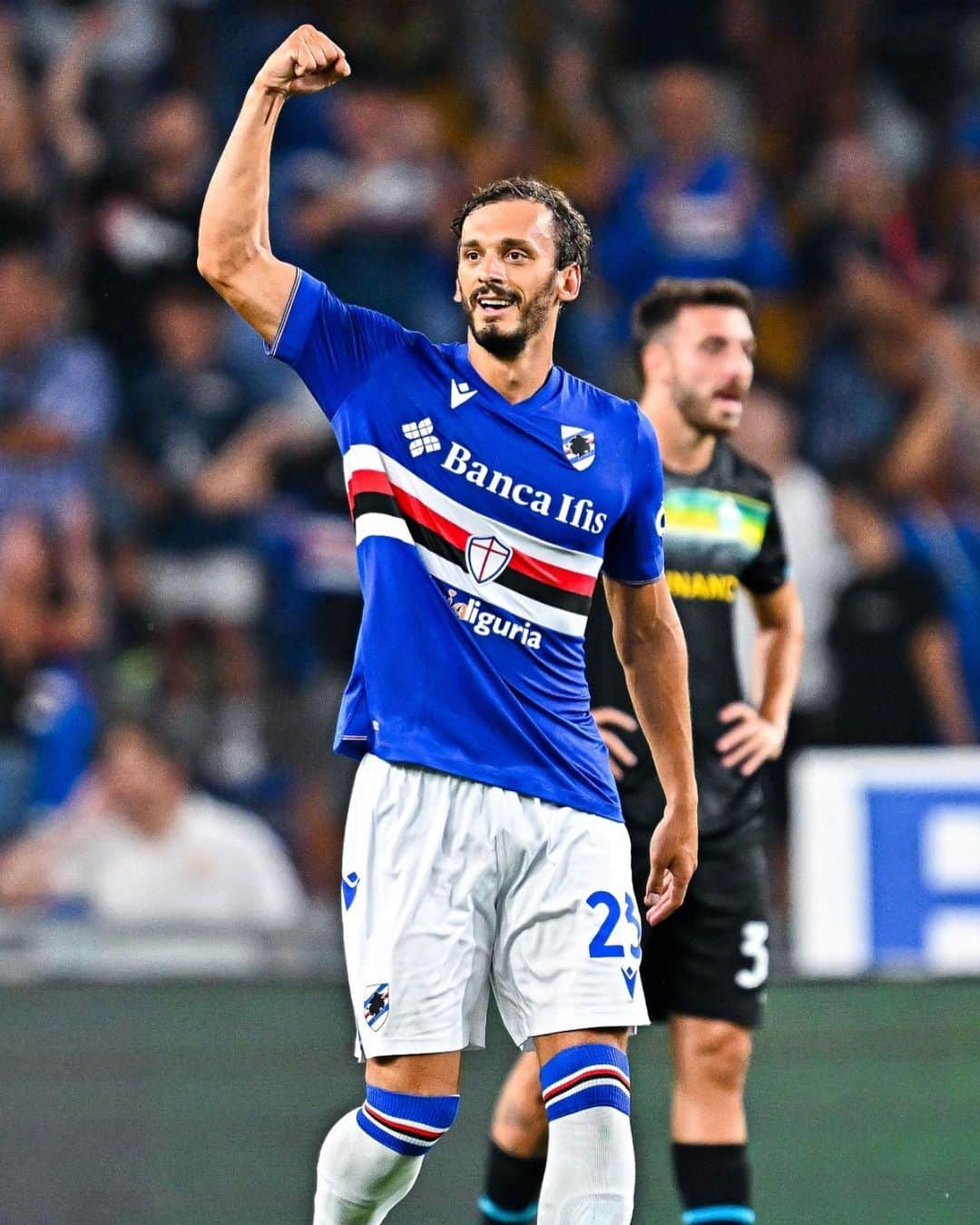 マノロ・ガッビアディーニのインスタグラム：「Tornato nel mio stadio nel modo migliore! 💙🤍❤️🖤🤍💙」