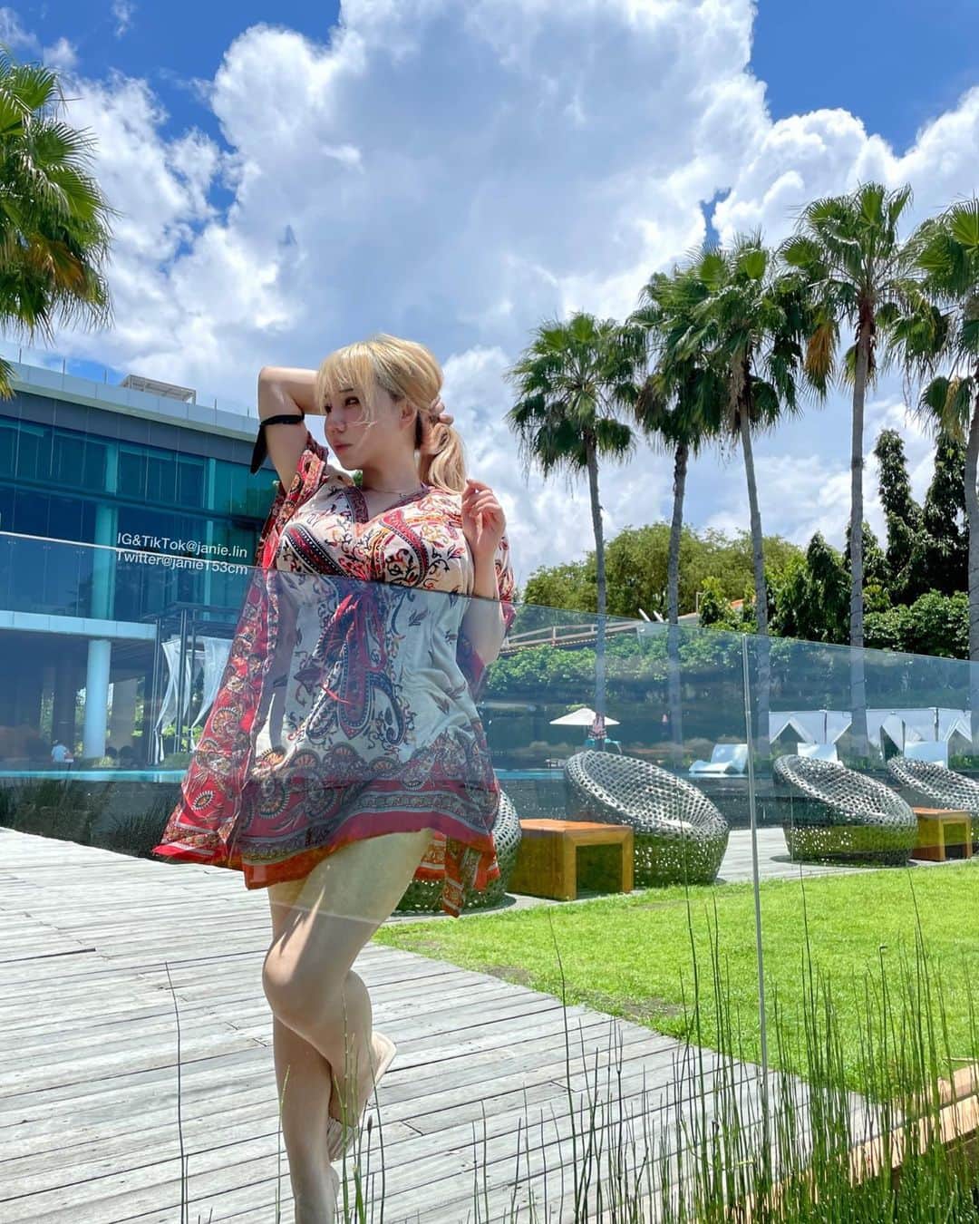 泥泥林のインスタグラム：「A wonderful view which doesn’t need filters🥰 泰國真的是不需要濾鏡的國度！ 原相機直出的美好💛💛💛 跟非常泰的我⸜(๑⃙⃘ˊᗜˋ๑⃙⃘)⸝♡  第三則影片要看完 你們聽聽看我滑了一下的時候 呆米歐笑著對我說什麼🙂  #thailand #pattaya  #chillvibes #travelphotography」