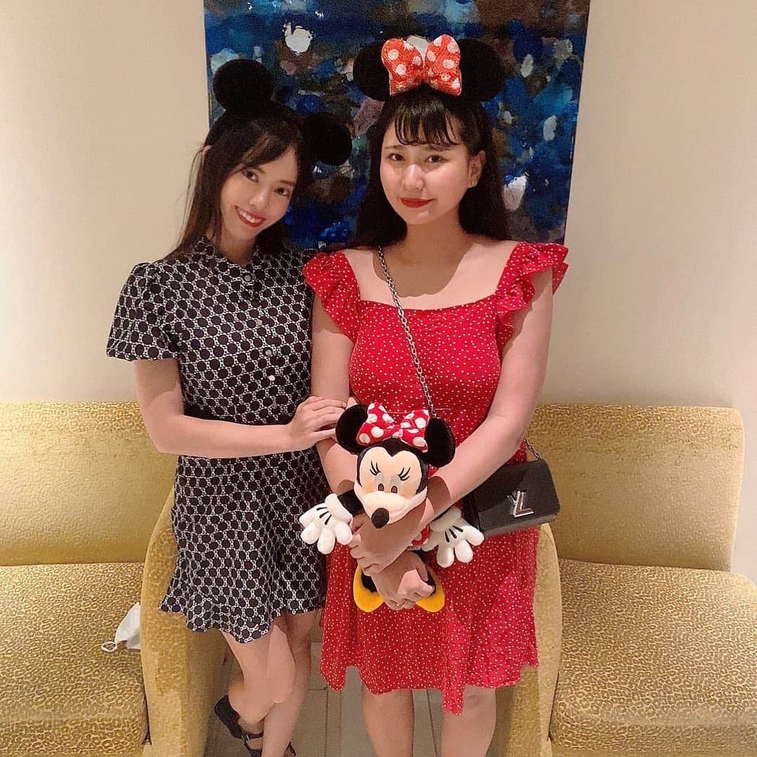 hina2221のインスタグラム：「ディズニーデート🤍 happy birthday Seina . . .  #ゴルフ女子初心者#ゴルフコーデ#ゴルフウェア#インスタゴルフ女子#ゴルフ好き##インスタゴルフ部#ドライバー#スイング動画#巻き髪ロング #ゴルフウェア golfgirlsofinstagram#高尔夫#日焼け#韓国ファッション#韓国ゴルフウェア#韓国大好き#ラフィユーロ」