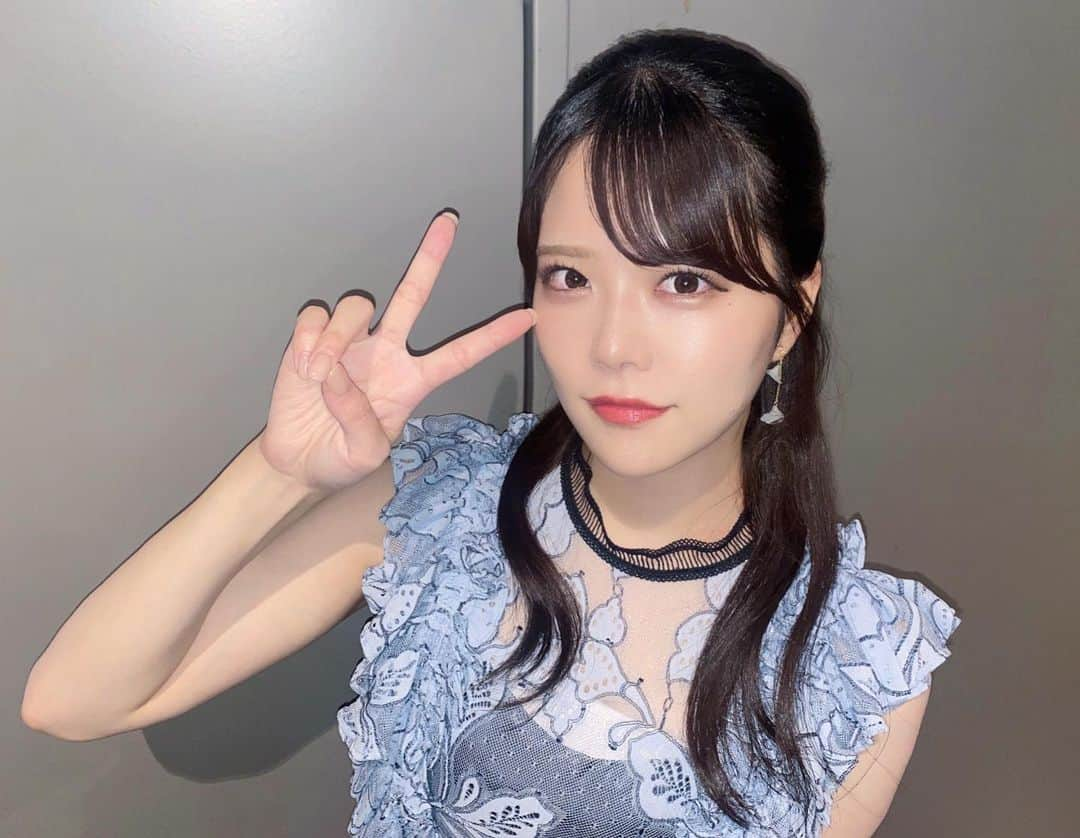 矢野帆夏のインスタグラム：「🎤  8.31 ファイナリストライブ。  大きなステージで ソロで歌うのはこの日が最後でした！  遠くまで歌を聴きにきてくれて 本当にありがとうございます  ・横山由依/月と水鏡 ・Kiroro/長い間(池ちゃんと！) ・MISIA/逢いたくていま ・STU48/風を待つ(STUのみんなで！) ・今井美樹/Goodbye Yesterday  こんな感じを歌いました!  演出やセットリストに 号泣案件.....😭でした (どーだった？)  他にも ファイナリストの皆さんと 一緒に歌った曲は沢山あって 本当に本当に楽しい時間で、 あー終わりたくないなって何回も思いました。笑  AKB48グループ歌唱力No1決定戦の この企画に本当に感謝しています。 好きなことを武器にして 自分と向き合う事 挑戦して良かったなと思います。  歌以外にも沢山感じたことがあるので 卒業してからのこれからにも 活かしていきたいです😌  この様な機会を下さったスタッフさん 今まで応援してくれたファンの皆さん 本当にありがとう！  幸せでした！  #akb48歌唱力no1決定戦  #STU48 #矢野帆夏」