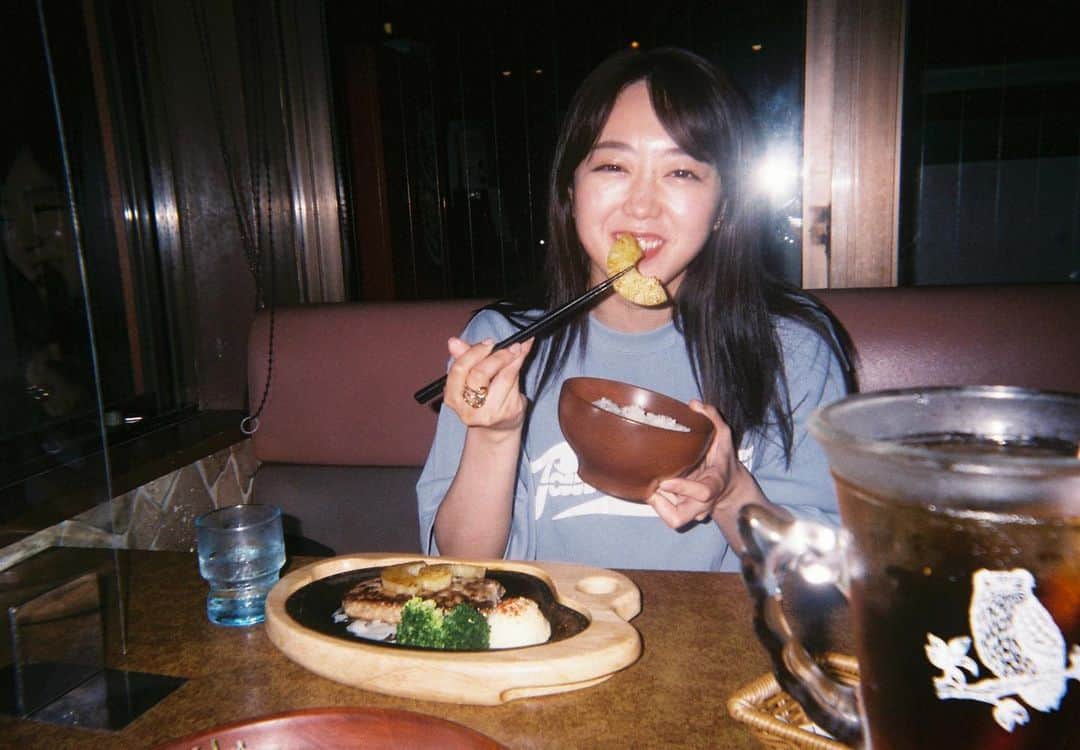 峯岸みなみのインスタグラム：「スタイルブック #短所ネガティブ長所ネガティブ 発売日。少しずつみんなの手元に届いているようで、ちょっとずつ感想の声が聞こえてきて嬉しいです。昔では考えられないほど、毎日ネットを見るのが楽しいよ。届くスピードも読むスピードもそれぞれ違うと思うので自分のペースで楽しんでもらえたら嬉しいです。感想ツイートやストーリーにはできるだけ反応するよ！引き続きよろしくお願いします🍍  📸 @to_tetsuya」