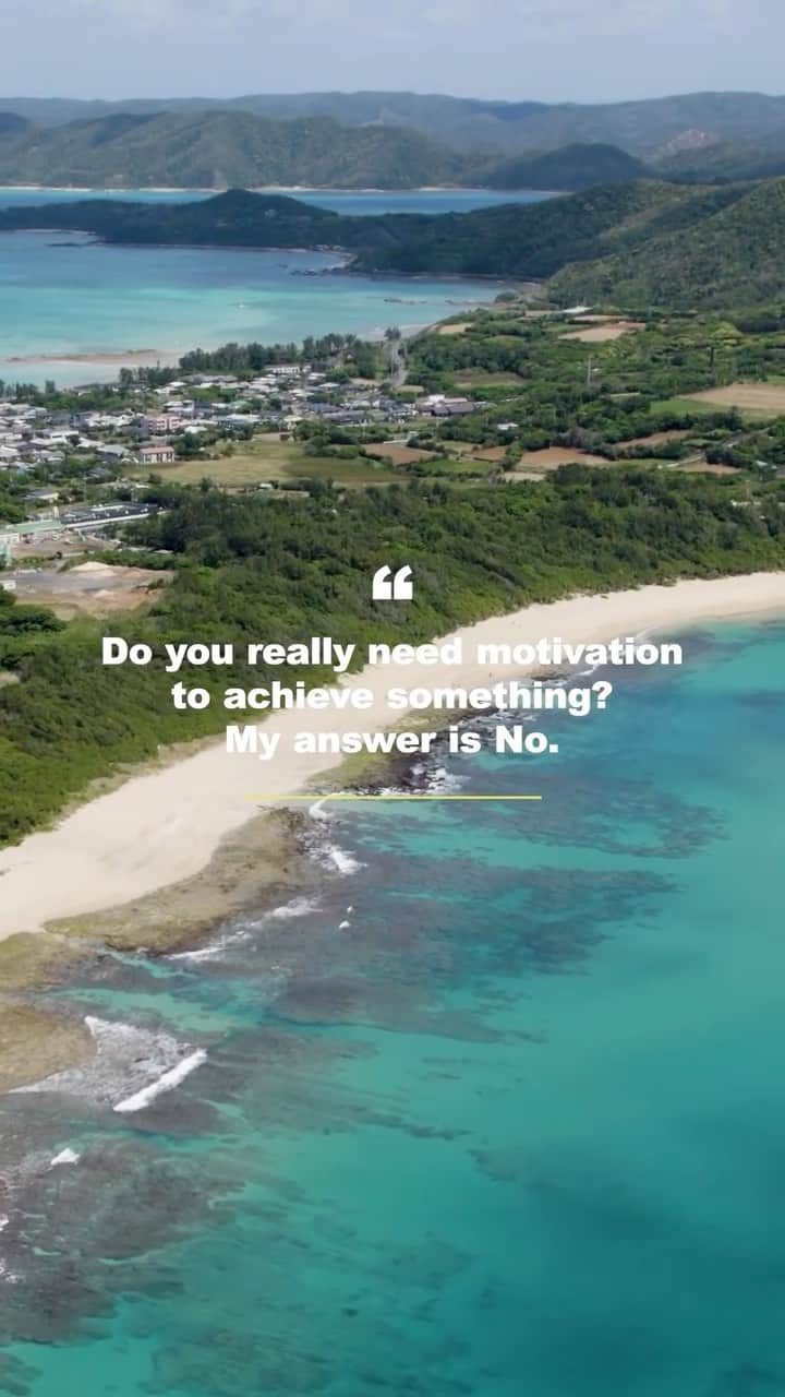 Ryoyaのインスタグラム：「Do you really need motivation to achieve something? My answer is No. If that’s what “the real you” want to do, you don’t need motivation to do that. If you feel like you need motivation, take a step back and think over again if that’s really what you want to do.  モチベーションってどうやったら上げられて、更に保つことができるのかなって、ずっと最適なやり方を考えてた時期がありましたが、今はモチベ不要派になりました。笑 もしやろうとしてることが、心の底から本当にやりたいことであれば、そもそもモチベーションは要らないですよね。 やりたくて仕方がないはずです。 もし「やろうと思っていること」について、あ〜やる気出ないな〜って感じることがあれば、それはやるかどうか考え直した方が良いかもしれません。 自分がやりたくないことをモチベーション上げて無理矢理やり続けていたら、上手くいかないのは当たり前だし、体調も悪くなって病気にもなりますね。 自分の心と常に対話していきましょう💩  #gratitude #love #zerostress #mindfulness #motivation #confidence #自己啓発」