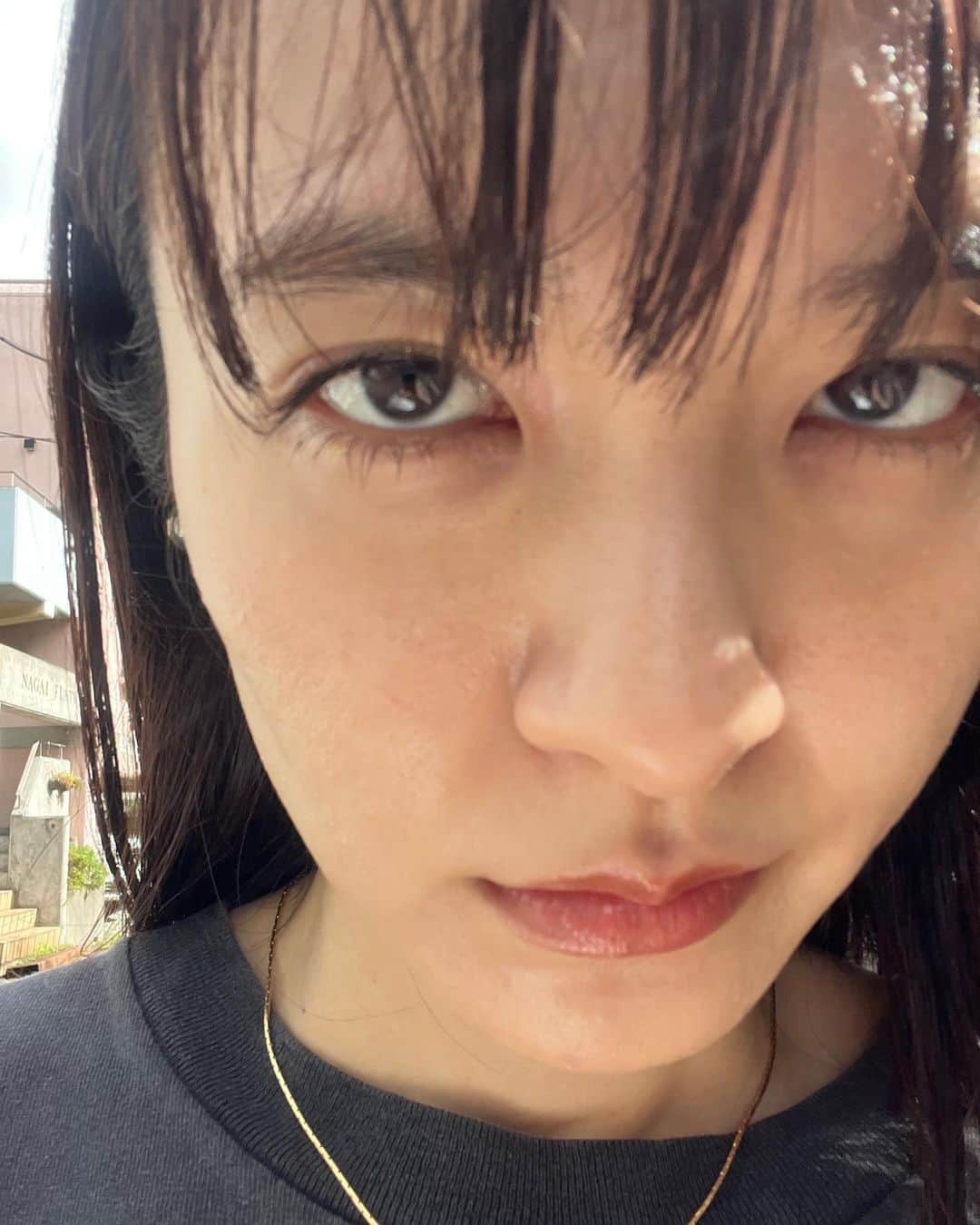 樋井明日香 のインスタグラム：「新しい前髪のセット教えてもらいました。 慣れないけどいつもと違ってうれしいねい。 昨日あまり好みじゃない映画と今日好みな映画を観ました。 でもどの時間もよかったなと思う。 好みじゃないのも好みなのもどちらも主人公の目がよかった。 好みの方はグッとこさせないところがグッときた。 洗濯物干したのに出先でどしゃぶりで ずぶ濡れの洗濯物が待ってると思うとゾッとしたけど、見知らぬ人が傘を差し出してくれたのでトントンっす☺️ おやすみなさい。」