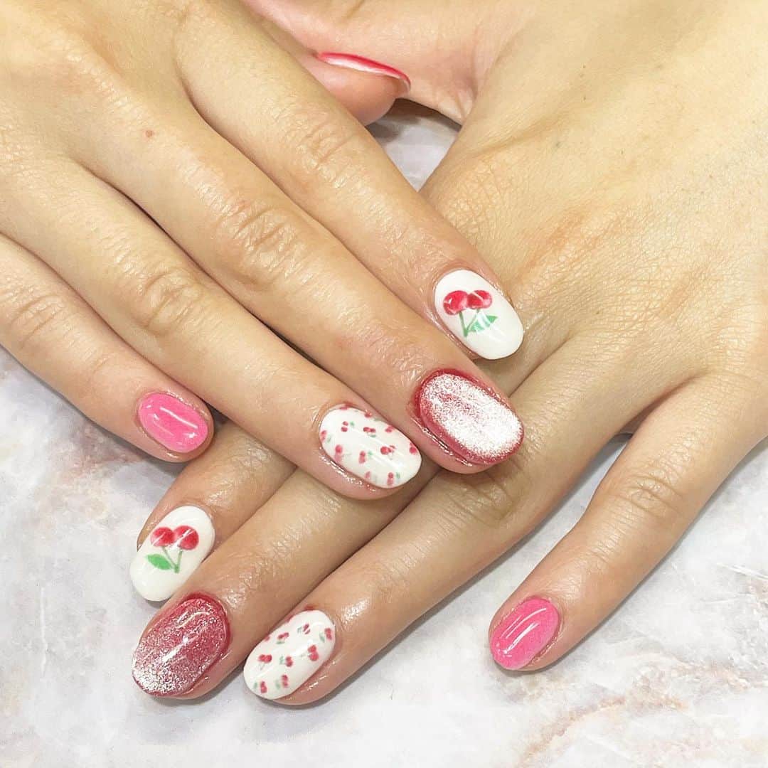 ネイルスタンド　ツメコのインスタグラム：「#tsumeco #ツメコ #ネイル #nail #プリンターネイル #ネイルプリンター #nailprinter #ネイルデザイン #原宿 #美爪 #네일 #japan #tokyo #일본 #네일아트 #プチプラ #安い #女子会 #可愛い #ニュアンスネイル #ジェルネイル#gelnail#マグネットネイル#さくらんぼ#🍒#さくらんぼネイル  1本だけマグを混ぜるときらきら感倍になります❣️」