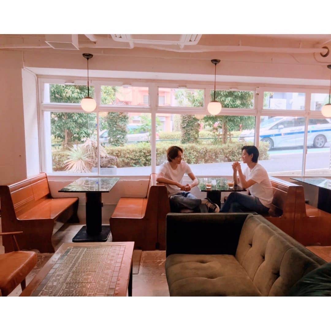 のインスタグラム：「『blue THE Stage RUN』絶賛発売中です。是非チェックよろしくお願いします。健介くんとの取材はめちゃ久々な感じがします。とにかくお店の雰囲気いいし、料理が美味しすぎてまた行きたい。」