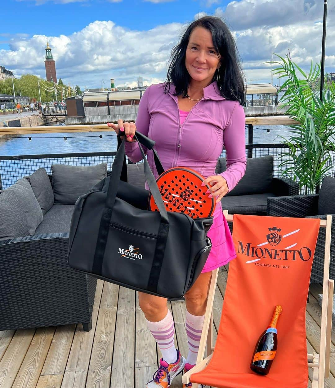 Mionetto Prosecco Sverigeさんのインスタグラム写真 - (Mionetto Prosecco SverigeInstagram)「Tävlingsdax🤩🥂🧡 Mionetto Kit med padelväska,padelrack,vattenflaska samt en flaska Mionetto 0,0%. Värde 3499:- Ge oss din bästa restips i Italien och svara på frågan, i vilket land byggdes den första padelbanan. För att tävla måste du vara över 25 år, glöm inte följa oss på Instagram 🥂 Tävlingen avslutas den 10 september 🥂🧡 @sofiawistam」9月1日 16時03分 - mionetto_se