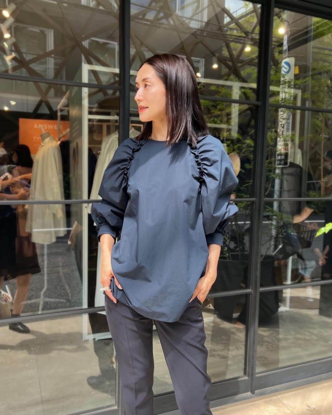 亀恭子のインスタグラム：「@newans.official  2023fw   -共につくるプロジェクト-  ローンチされました。 夏に先行受注会を開催しましたが、 いよいよ本格始動です☺︎  私は今回も引き続き、 ママ・働く女性に向けて ネイビーシリーズを作りました。  長年お仕事でお洋服に携わってきて、 モノづくりにたくさん関わってきて、 TPPOに合わせて、トレンドも加味して、 実生活の中で自分が思う 使える〝コレ”があります。  そんな自分の思いと、みんなの思い。  共につくるプロジェクトでは、 数名のユーザーの方とリアルな声・悩み・リクエストをキャッチボールして より本当に使える〝コレ”が生まれるのです。  今着たいデザイン かつその先も長く愛用したいアイテム。 ＋頼もしい機能性 （マシンウォッシュや下から履けるトップスなど）  23fwも、 自信を持ってお届けしたいコラボアイテムがたくさん出来ました。  皆様是非、 チェックして下さい❤︎  #Repost @newans.official with @use.repost ・・・ " 共につくる " を実現するプロセス ⁡ ⁡ # Newans では、ユーザーの皆さまと "共につくる " というコンセプトを体現するため、モノづくりの過程で 様々な側面から、皆さまのお声を取り入れています。 ⁡ よりニーズを深掘りし、本当に必要なモノづくりを行っていくために。 引き続き、皆さまのお声を聞かせてください。 ⁡ ⁡ ⁡ #Newans #ハッシュニュアンス #共につくるプロジェクト ⁡」