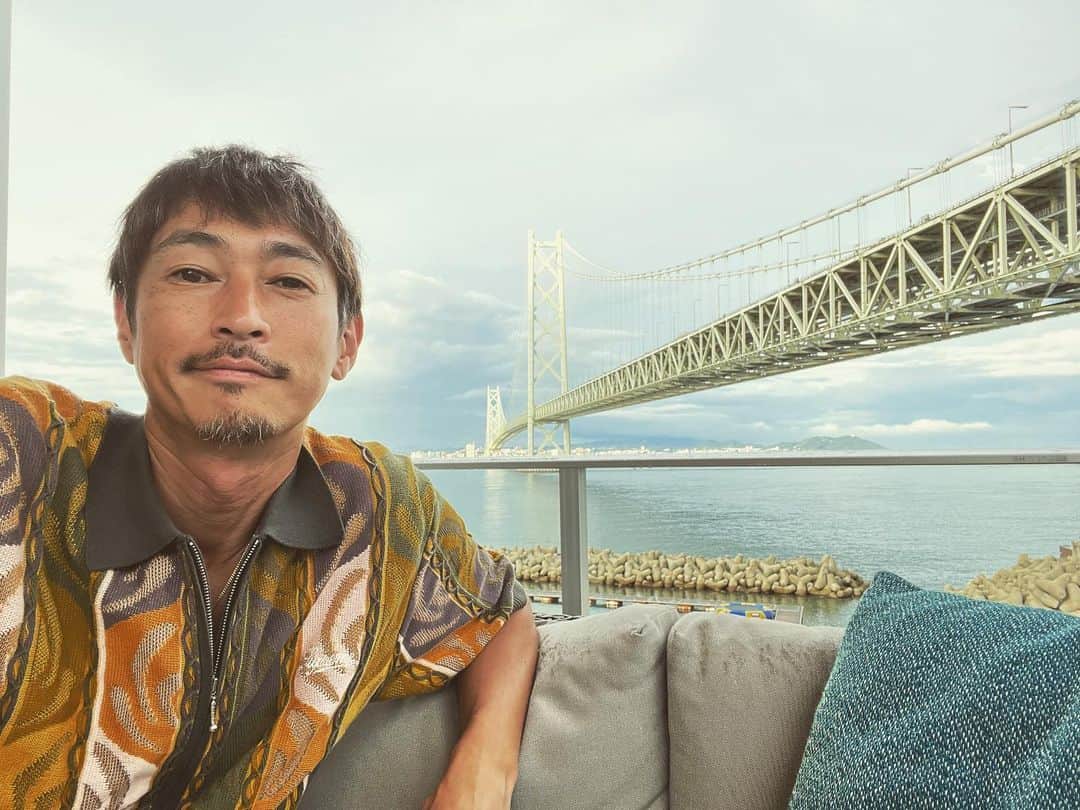 窪塚洋介のインスタグラム：「【2022.9.1】 今年も残り4ヶ月。122日。  泣いても笑っても、 すべて良くなるために起こる事と信じ抜いて、 感謝して進む荒れたお風呂♨️  昨日FMココロから佐野元春さんの「約束の橋」がかかって中坊時代によく聴いたなあと、30年前に思いを馳せたりして、時の流れを感じたであります。いい曲だよ。スランプの時に自分を励ます為に書いた曲なんだってさ。」