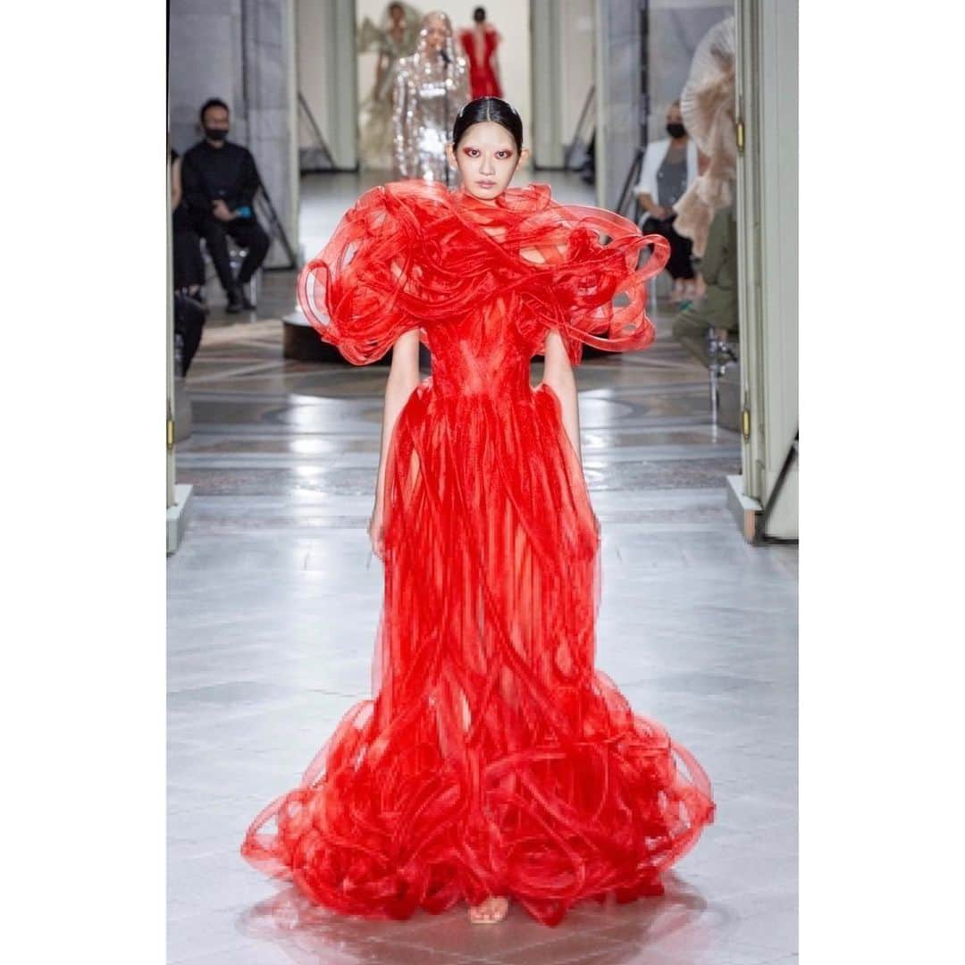 のインスタグラム：「. LEVER COUTURE 2023 SPRING SUMMER  @lever_couture   #levercouture  #rakutenfwt」