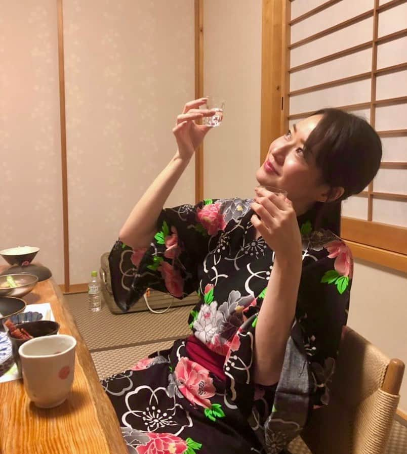 吉山りささんのインスタグラム写真 - (吉山りさInstagram)「🍶👘♨️ 日本酒飲み比べたら永遠に比べるふりして飲んじゃう😂  でも 今年1番美味しかった日本酒は 千葉県勝浦で飲ませて頂いた吉野酒造さんの『腰古井』かな🍶🤤💕  お昼に飲んでも美味しいし 夜に飲んでも美味しいし どれだけ飲んでも二日酔いしなかった❣️  太るの気にして飲まない食べないのはイヤなので 🍾🥂飲み食べありきで運動しまーす🏋🏻‍♀️✨（Maybe…😎）  ✨✨✨✨✨  📺昨日 鳥人間コンテストで イワタニさんのTVCMに出演してたのを気付いてくださった皆様ありがとうございました💗☺️   #浴衣 #👘 #yukata  #Japan #鳥人間コンテスト  #イワタニ  #iwatani  #日本酒 #吉野酒造 さん #腰古井 めちゃくちゃ美味しい💕#吉山りさ #モデル  #model #Japanese  #温泉 #温泉ソムリエ #お酒 #お風呂 #温泉モデル #温泉女子 #hotsprings #모델 #pr #onsen #出張撮影 #撮影モデル   全国🗾の #HOTEL #旅館  レストラン 美容や店舗 様のPR案件他  🎬 芸能経歴25年、現在フリーでプロのモデルとしてやっております。  詳細等を必ず含めお問い合わせ下さいませ✉️NG案件以外はご返信させて頂きます。  吉山りさ」9月1日 18時16分 - oreorerisa