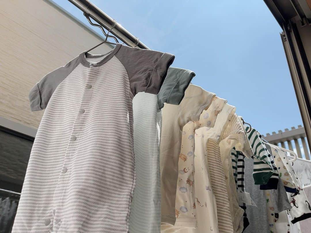 古賀文沙のインスタグラム：「・ ・ ・  #世界一幸せな洗濯   里帰り前の晴れた日☀️ 夏服ばかり買ってたけど 思いの外涼しくなってきたので 秋冬物も買わねば。  気づけば9月 お天気崩れ気味ですが 皆さまくれぐれもお気をつけて  明日は皆んなで DIVER聴きましょうね☺️🎧🍁  ・ ・ ・」