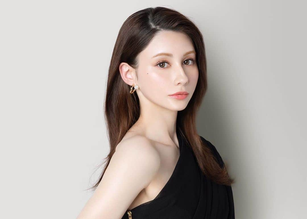 ダレノガレ明美さんのインスタグラム写真 - (ダレノガレ明美Instagram)「本日  @carome_official  アイライナー、マスカラ、 セラムの店頭発売日です🌼  今まで愛用してくれた方はもちろん、 なかなか納得いくものに出会え なくって・・・っという方も ぜひ一回チャレンジしてほしい・・！✨  ニュアンスメイクも抜け感メイクも 土台となるのは、 アイライナーやマスカラ。 誰にでも似合うをコンセプトに 「落ちない」「ダマらない」 「下がらない」を追及したので きっと泣いたり、笑ったり、 どんな1日でも期待を裏切らないはず。  #CAROME.  でSNSにアップしてくれたら見に行くかも🌹 みんなで発売日盛り上げてくれたら嬉しいです！  #CAROME #カロミー #裏切らないアイメイク #アイライナー #マスカラ #まつ毛美容液」9月1日 18時19分 - darenogare.akemi