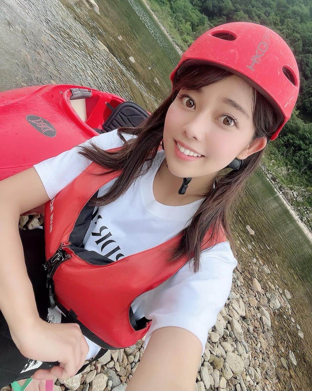 八幡美咲のインスタグラム：「優雅に #カヌー 🛶  明日の5up!「ググッと。瀬戸内」 テーマは【残暑を乗り切る】  ということで #三次市 #江の川 へ。(◦ˉ ˘ ˉ◦)  カヌーのあとは、 大自然の滑り台にも挑戦しました。  見てるときは 「あ、余裕だ〜。 子どもたちも楽しそうだし、スピードも思ったよりゆっくり」 と思っていたら  やってみると全然違いました！！ もうこわすぎました。。 撮影場所にいた小学生に応援されながら なんとか滑れました。  #大自然の滑り台 迫力満点！！ 久しぶりに童心に返りました☺️🫶🏻🌸  広島では5up! 中四国地方では、テレビ朝日系列の 夕方の情報番組で放送されます☺️🌸  PS 可愛いしっかり者の カメラアシスタント久保ちゃんと🥰🫶🏻 こんな可愛い顔して いつも気遣いも笑顔も100点満点の 頑張りやさんの久保ちゃんです〜♡ この日も撮影一緒で とても楽しかったです☺️💓💓  #夏 #夏アクティビティ」