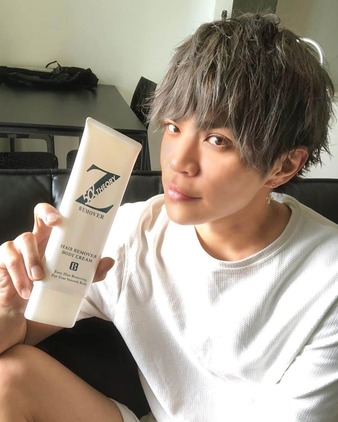 山本裕典さんのインスタグラム写真 - (山本裕典Instagram)「皆さん、夏ももう少しで終わりますね、、 海やバーベキュー行きましたか？？ まだこれからの人もいるのかな？？  僕はZリムーバーでしっかりと除毛して 夏を満喫してました！！ この除毛クリームはなんといっても 使用後のツルスベ肌がクセになるんです。 誰かに触ってもらいたくなるような仕上がり！  もちろんこのZリムーバー女性にも使えるよ、 男性向けに作られた除毛クリームだから 女性用除毛クリームでは満足できなかった人にもオススメ、 彼氏や旦那さんと一緒に使ってみて下さい！！  使用頻度の話になるんだけど、 男女問わずモテるための秘訣は清潔感、、 なので自分はここだって時に使用するようにしてます！！  残りの夏を周りと差をつけて過ごしましょう！ これから冬で見えないからって自分磨き怠らないでね^ ^  @zremover_  #Zリムーバー　#除毛クリーム　#女性にオススメ　#女性向け　#ムダ毛　#除毛　#除毛剤　#ボディケア　#ツルスベ肌」9月1日 19時00分 - yusuke_yamamoto0119