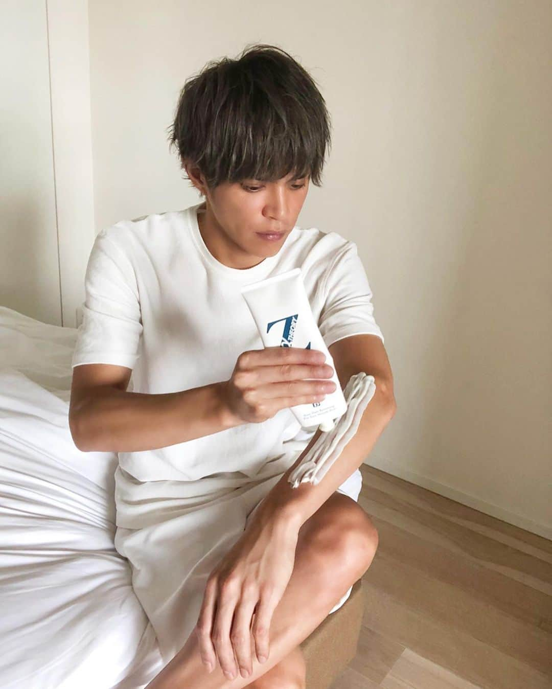 山本裕典さんのインスタグラム写真 - (山本裕典Instagram)「皆さん、夏ももう少しで終わりますね、、 海やバーベキュー行きましたか？？ まだこれからの人もいるのかな？？  僕はZリムーバーでしっかりと除毛して 夏を満喫してました！！ この除毛クリームはなんといっても 使用後のツルスベ肌がクセになるんです。 誰かに触ってもらいたくなるような仕上がり！  もちろんこのZリムーバー女性にも使えるよ、 男性向けに作られた除毛クリームだから 女性用除毛クリームでは満足できなかった人にもオススメ、 彼氏や旦那さんと一緒に使ってみて下さい！！  使用頻度の話になるんだけど、 男女問わずモテるための秘訣は清潔感、、 なので自分はここだって時に使用するようにしてます！！  残りの夏を周りと差をつけて過ごしましょう！ これから冬で見えないからって自分磨き怠らないでね^ ^  @zremover_  #Zリムーバー　#除毛クリーム　#女性にオススメ　#女性向け　#ムダ毛　#除毛　#除毛剤　#ボディケア　#ツルスベ肌」9月1日 19時00分 - yusuke_yamamoto0119