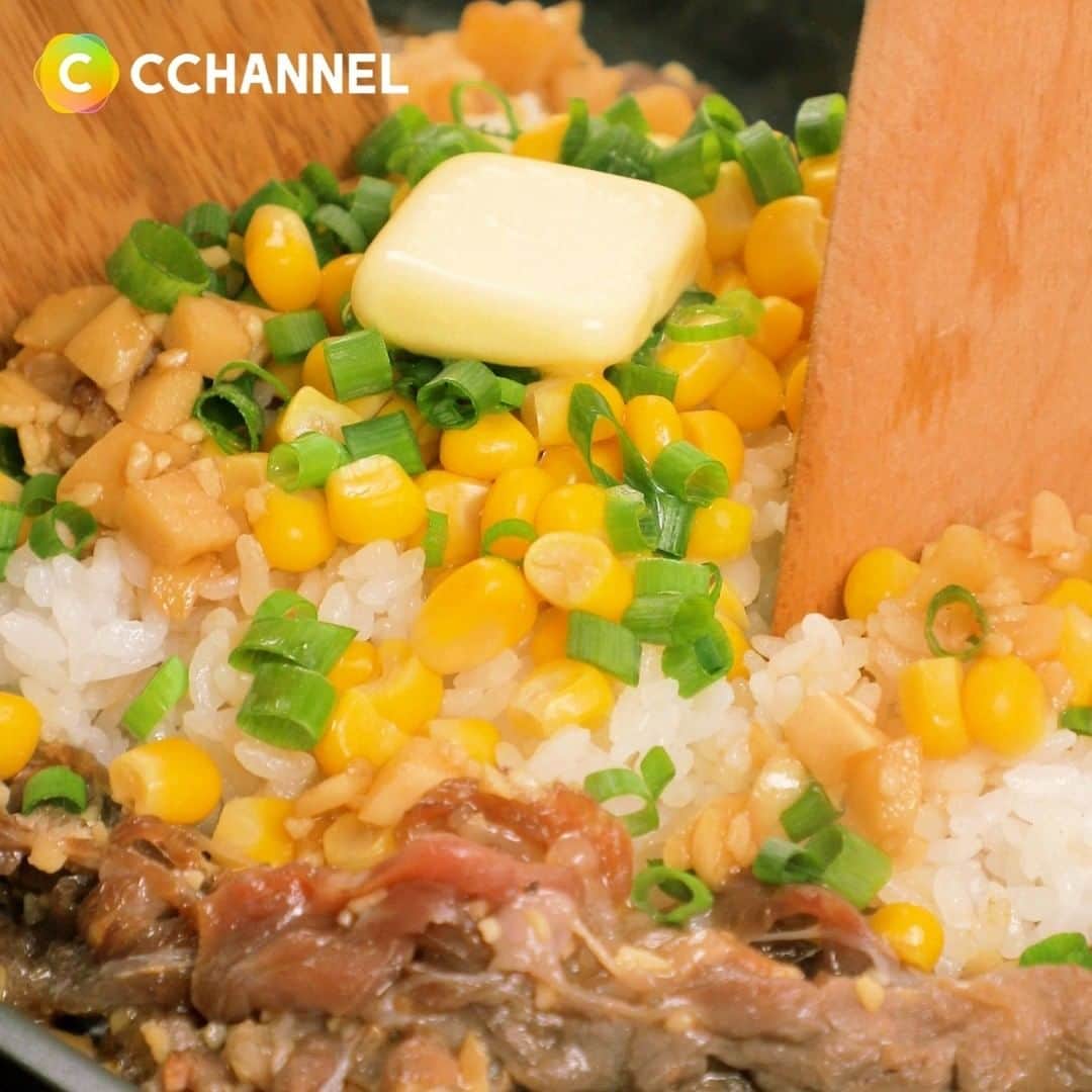 C CHANNEL-Foodのインスタグラム：「福岡の大人気B級グルメ！ペッパーガーリックライス Presented by 桃屋(@momoya.official)  【材料（2人前）】 ごはん　400ｇ 牛切り落とし肉　200ｇ  きざみにんにく　大さじ2 しょうゆ　 大さじ4 砂糖　大さじ3 水　 大さじ2 コーン（粒）　 1缶 バター　10ｇ 小ねぎ　適宜 ブラックペッパー　適宜 サラダ油　大さじ1  【作り方】 ①小ねぎは小口切りにする。 　牛肉はきざみにんにく・しょうゆ・砂糖・水で下味をつける。 ②ホットプレートにサラダ油を熱し、ごはんをのせる。 　そのまわりに牛肉、ごはんの上にコーン、小ねぎ、バター、肉を漬けていた調味料、ブラックペッパーの順で入れる。 ③肉に火が通ったら全体を混ぜ合わせる。  #桃屋#ガーリックライス#きざみにんにく#にんにく#ご飯#ごはん#スタミナ#簡単料理#簡単料理レシピ#お家ご飯#お家ごはん#簡単レシピ#手作り料理#おうちご飯#手作りごはん#今日の夕飯#今日の晩御飯#レシピ動画#クッキングラム#自炊女子#夕飯献立#お昼ご飯#おひるごはん#簡単ごはん#自炊生活#ふたりごはん#家族ごはん#家族ご飯#cchannel」