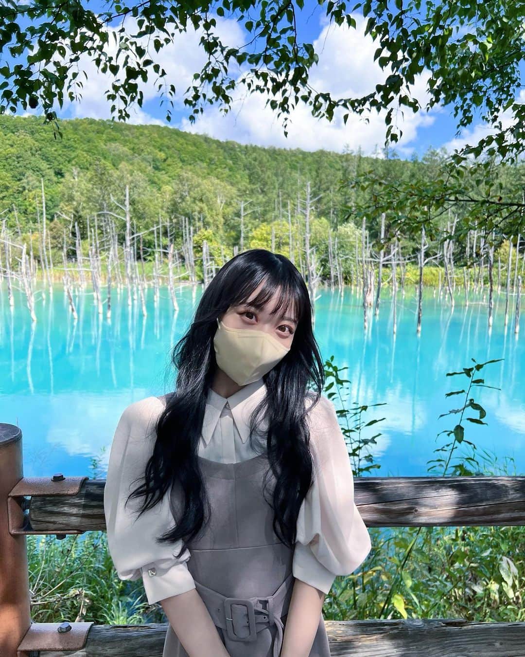 さぁやのインスタグラム：「とっても綺麗だった青い池💙💙💙 ⁡ 空が反射してさらにキラキラしてて すっごく幻想的だった😍 綺麗なもの見ると癒されるなぁ。。 ⁡ 白ひげの滝も本当に髭のように 流れてて不思議だった🥸！！ ⁡ ⁡ #白金青い池 #美瑛 #青い池 #白ひげの滝 #北海道 #北海道旅行」