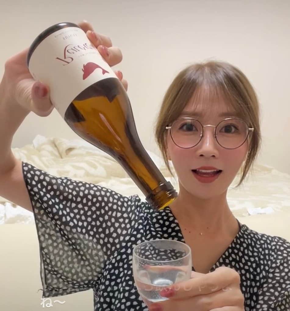 水越愛華のインスタグラム：「第10回ほろ酔いライブを 行いました！  気付けばもう10回目、、、 びっくり！！  今回は 第8回の時に選んだ 「れのわ」と「帆立貝柱」の セットをいただきました🍶🤍  優しめで飲みやすいれのわと お酒の進む帆立貝柱の 組み合わせは分かっているけど 最高でした🤍🤍🤍  このセットは 下記リンクから購入できます🐋  https://www.suigei-officialstore.com/items/63767215  次回はスペシャルゲストが いるかも🤭🤍  #酔鯨#日本酒 #お取り寄せグルメ#PR」