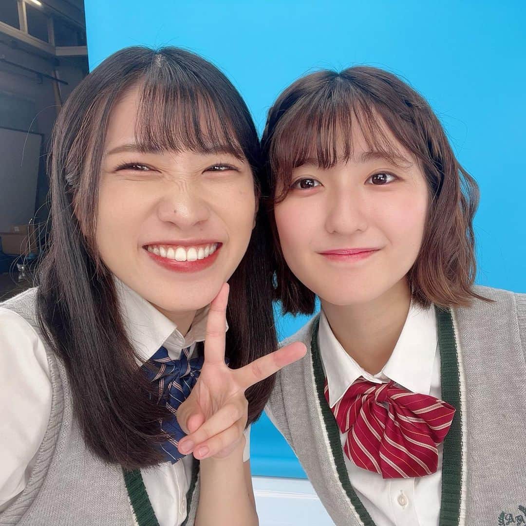 加藤一華のインスタグラム：「. うちらの青春見てく？？？🌻🍉  #いちなる #いちなるTVみてね #夏が始まった合図がした  #青と夏 #夏の終わりはこの曲で #ひさびさの制服 #ギャルピース   #下から変顔 #大画面で変顔 #顔伸びちゃってますよ〜 #変顔は表情筋ストレッチ🤪」