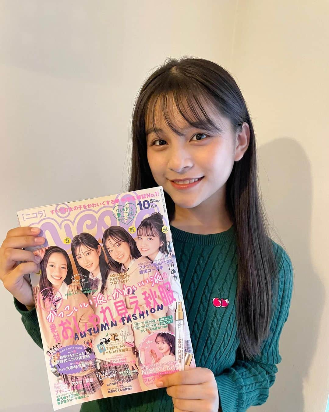 有坂小花さんのインスタグラム写真 - (有坂小花Instagram)「ニコラ10月号発売です！  あんじちゃんとあきちゃんとゆずちゃんとなつみちゃんの可愛すぎる表紙が目印です🫶🏻💞  そしてふろくはワンアフターアナザーナイスクラップのフレグランスボディミスト！いい香りなのにパケまで可愛いからぜひゲットしてほしい~🥹  新学期に役立つ情報も盛りだくさんだよ~🫶🏻🫶🏻 めっちゃ気合いの入ったニコラ体育祭もぜひ見てほしいな~🙊  #有坂心花 #ニコラ #nicola #ニコラ10月号 #ニコモ #ナイスクラップ #niceclaup」9月1日 20時28分 - kohana_arisaka