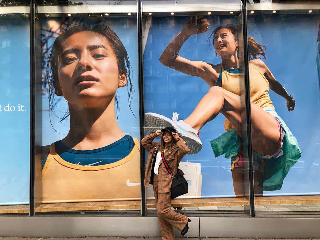 佐野千晃のインスタグラム：「懐かしい話したから懐かしい写真🤳  NIKE原宿店にでかくのった時  ランナーとして始めた時に良い分岐点になったお仕事かな  懐かしい！！  これからもがんばろう🥺  #run #running #marathon #フルマラソン #マラソン #マラソン女子 #人生自由自在 #走る女子 #ファッション #ウェア #楽しく走る #ランニング #ジョギング #nike #何年前」
